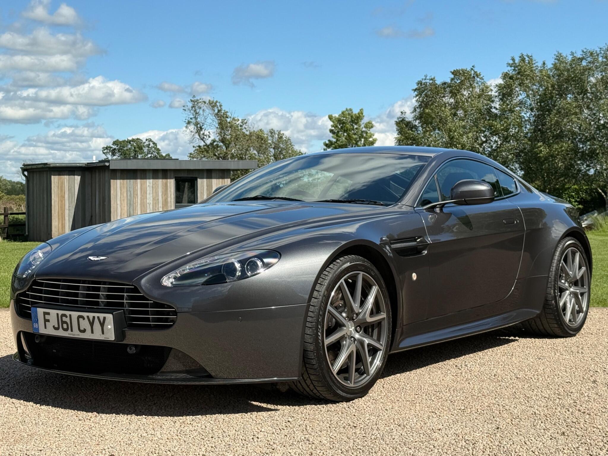 Aston Martin Vantage 2011