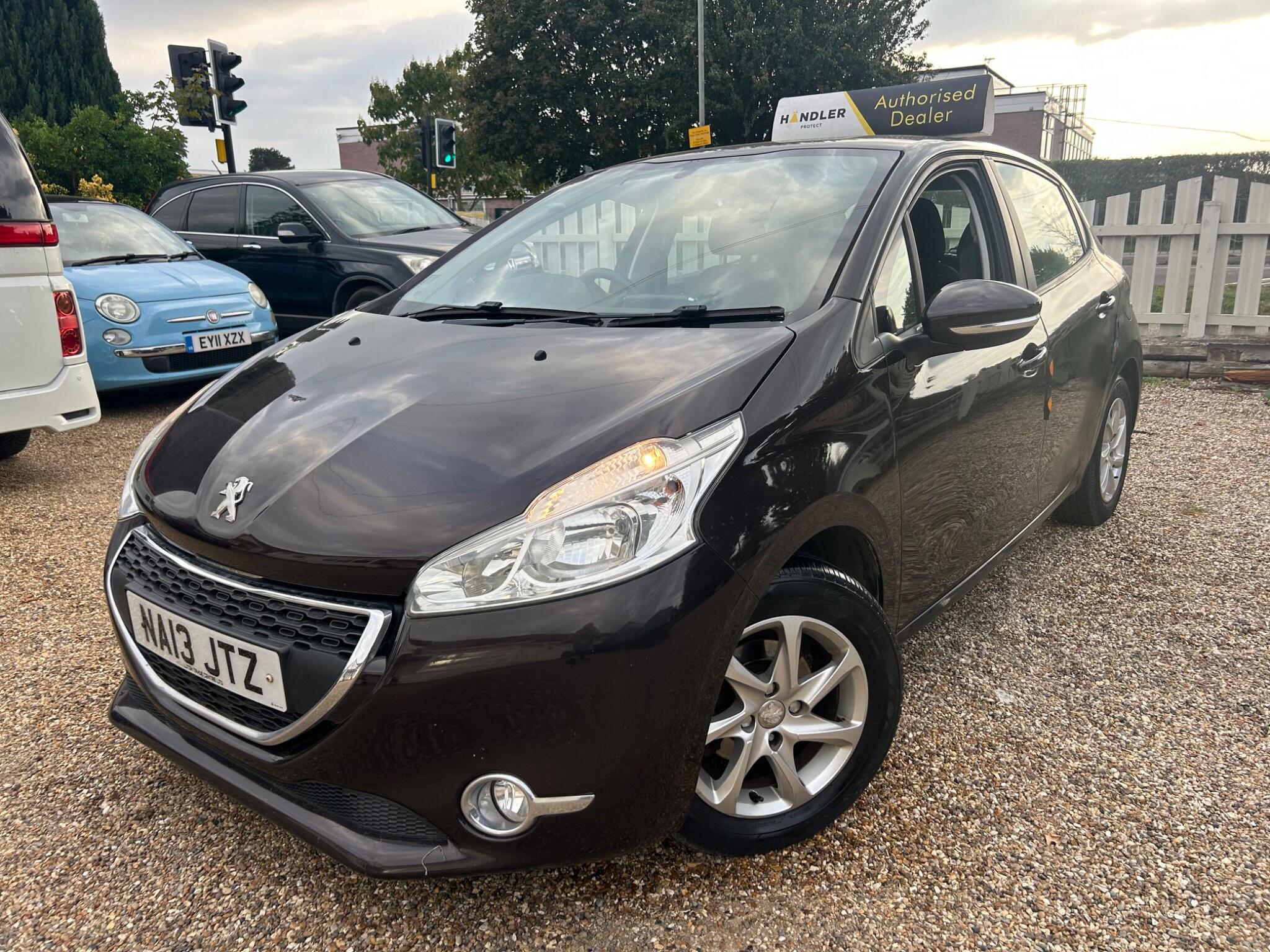 2013 Peugeot 208 — photo 1 of 5