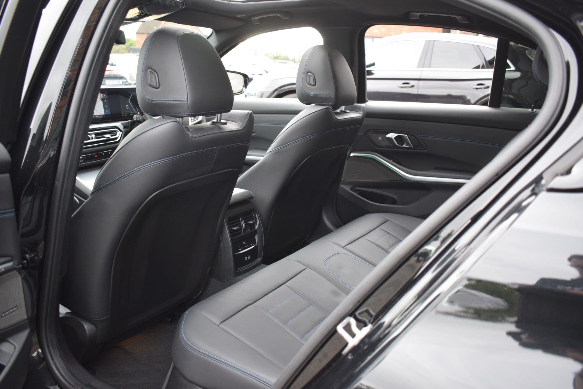 BMW 3 Series view 24