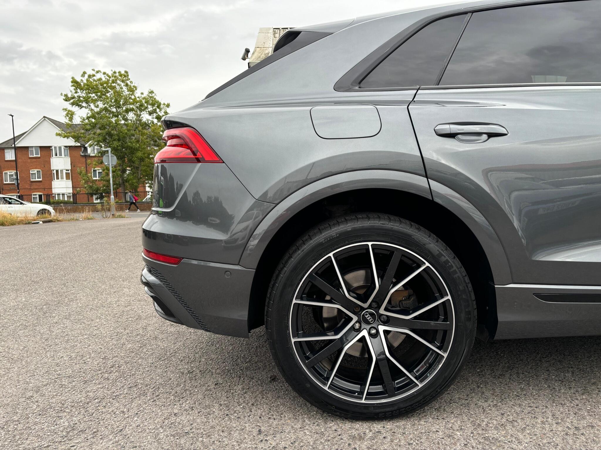Audi Q8 view 39