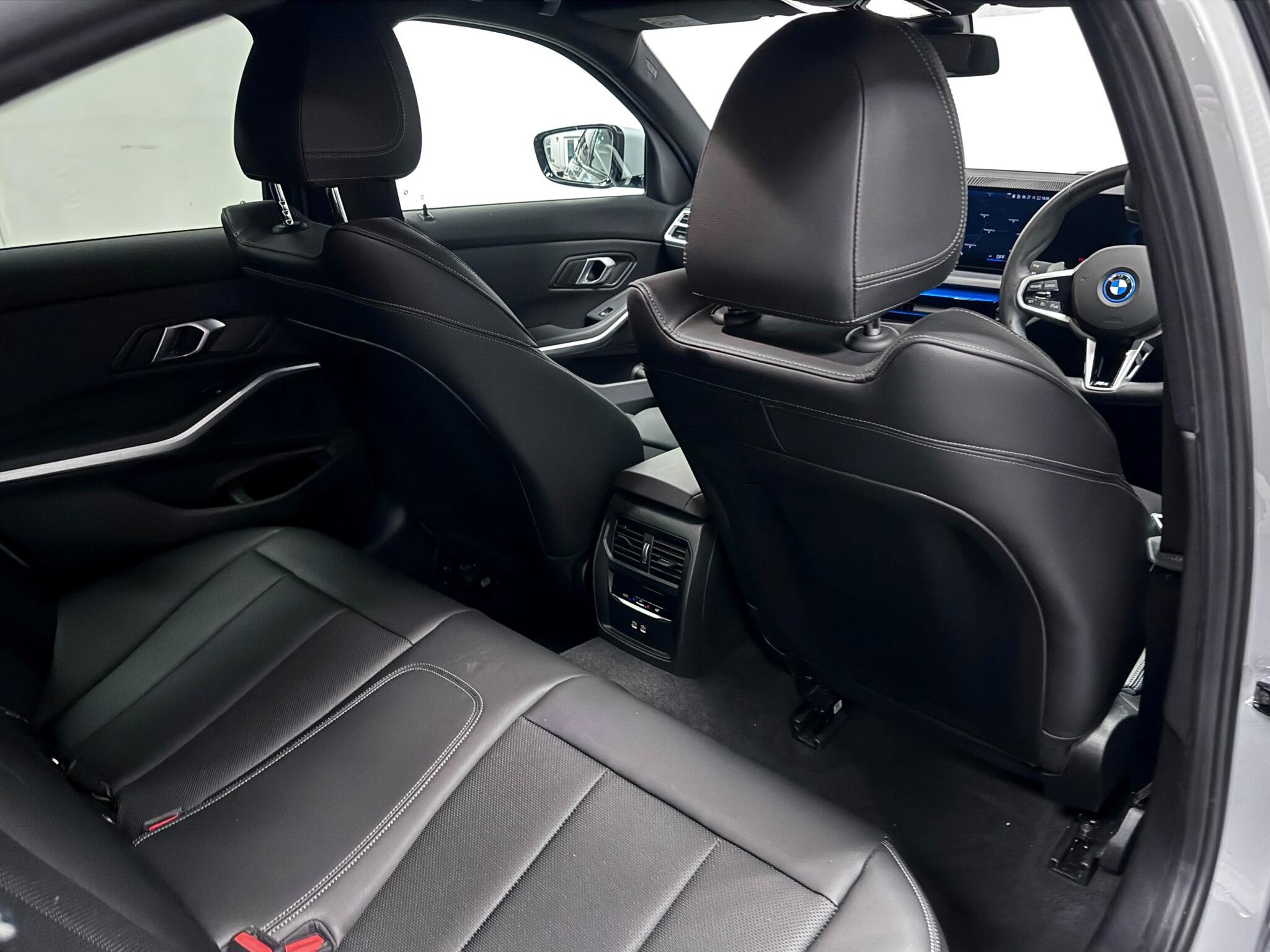 BMW 3 Series view 9