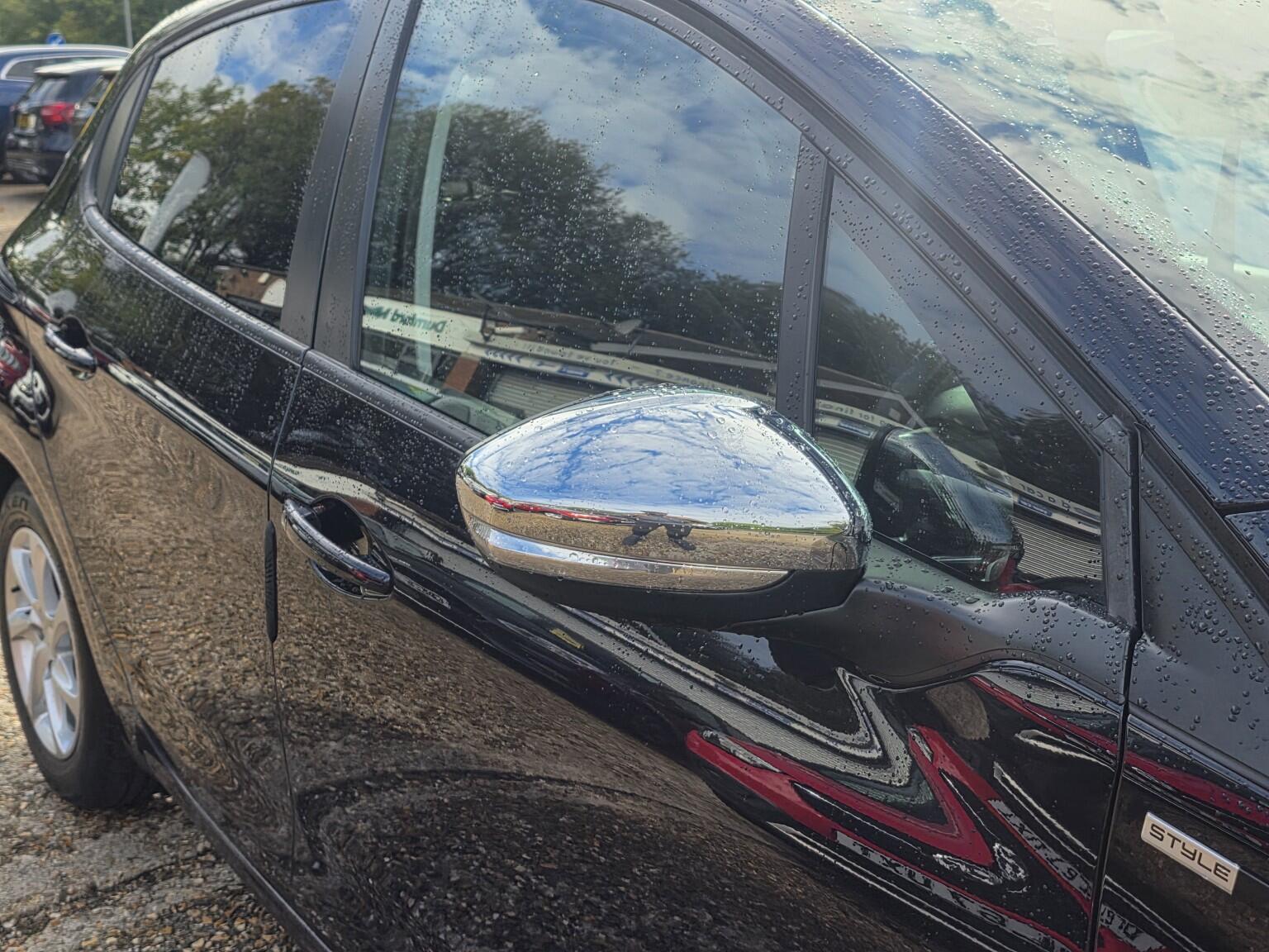 Peugeot 208 view 8