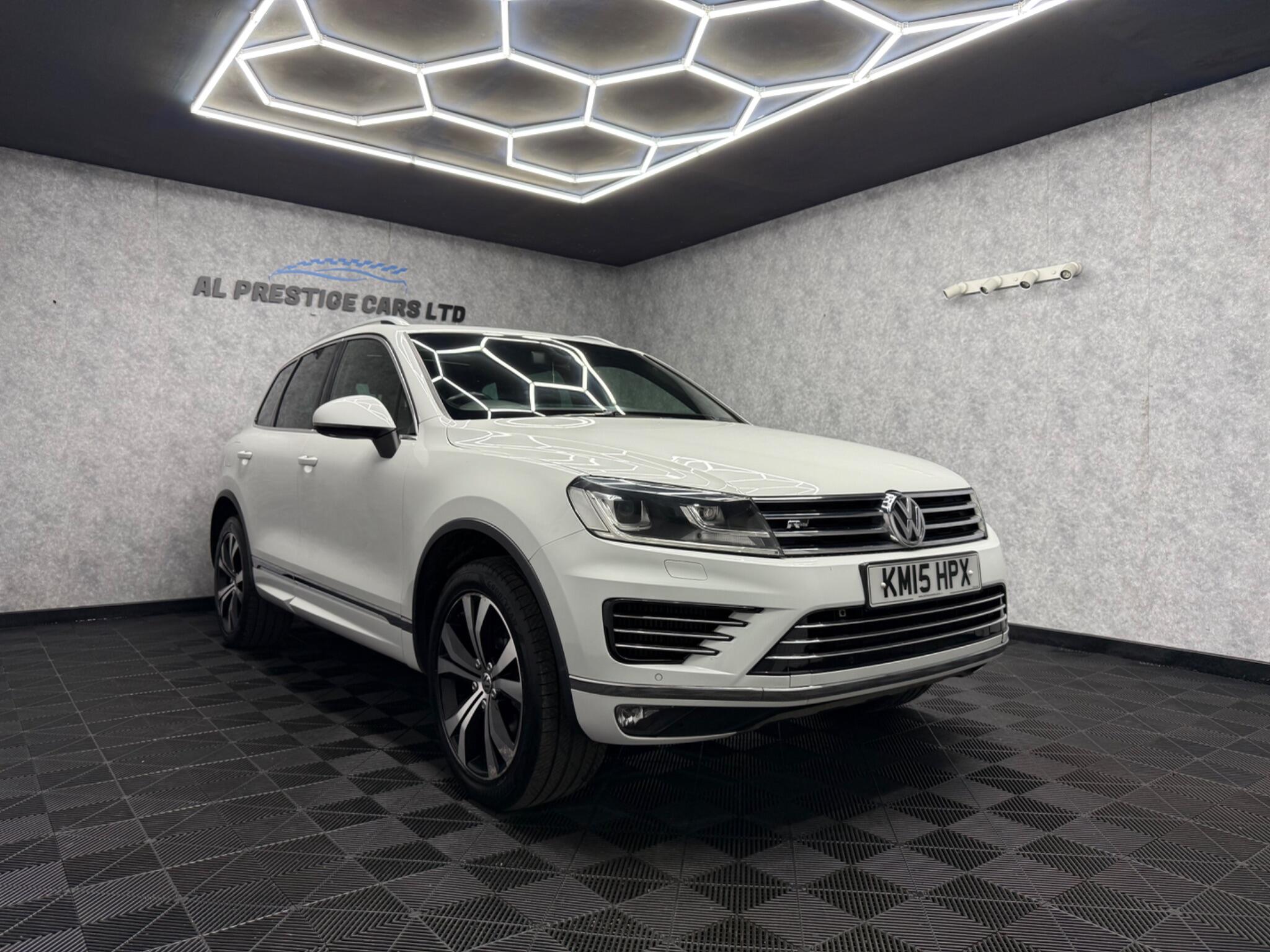 Volkswagen Touareg view 5