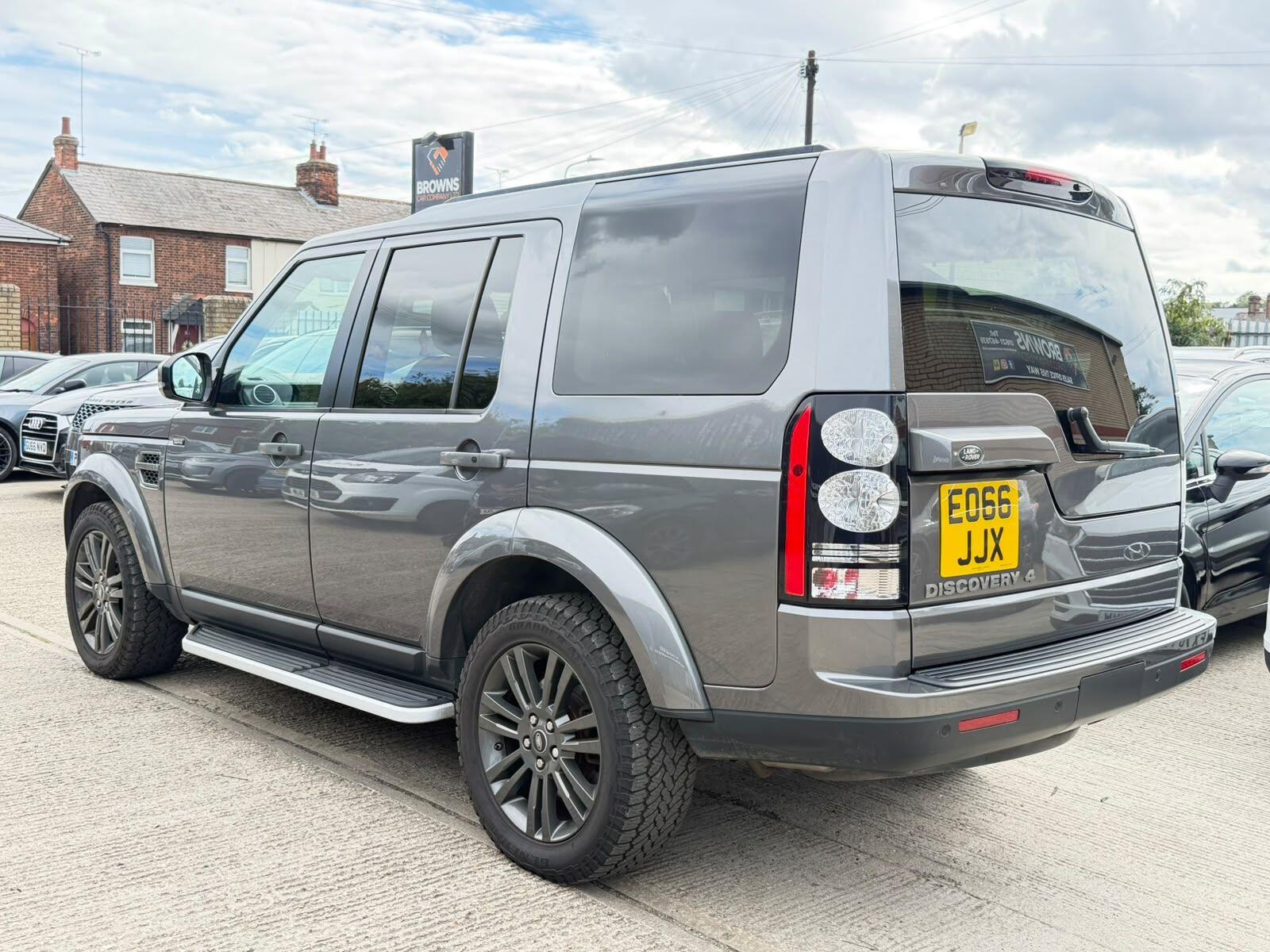 Land Rover Discovery view 4