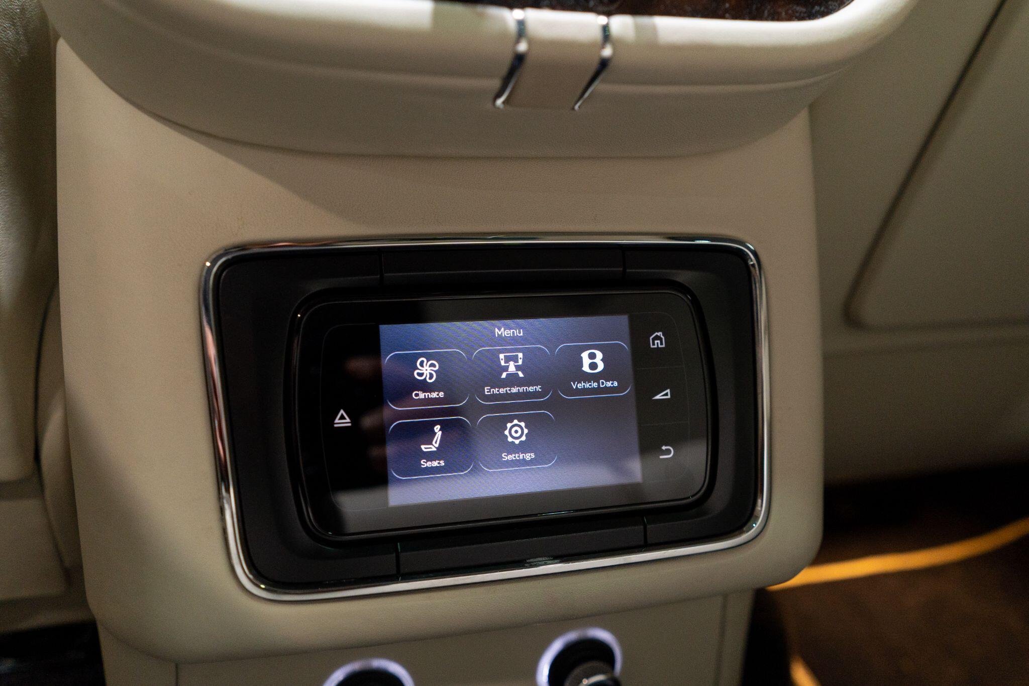 Bentley Bentayga view 31