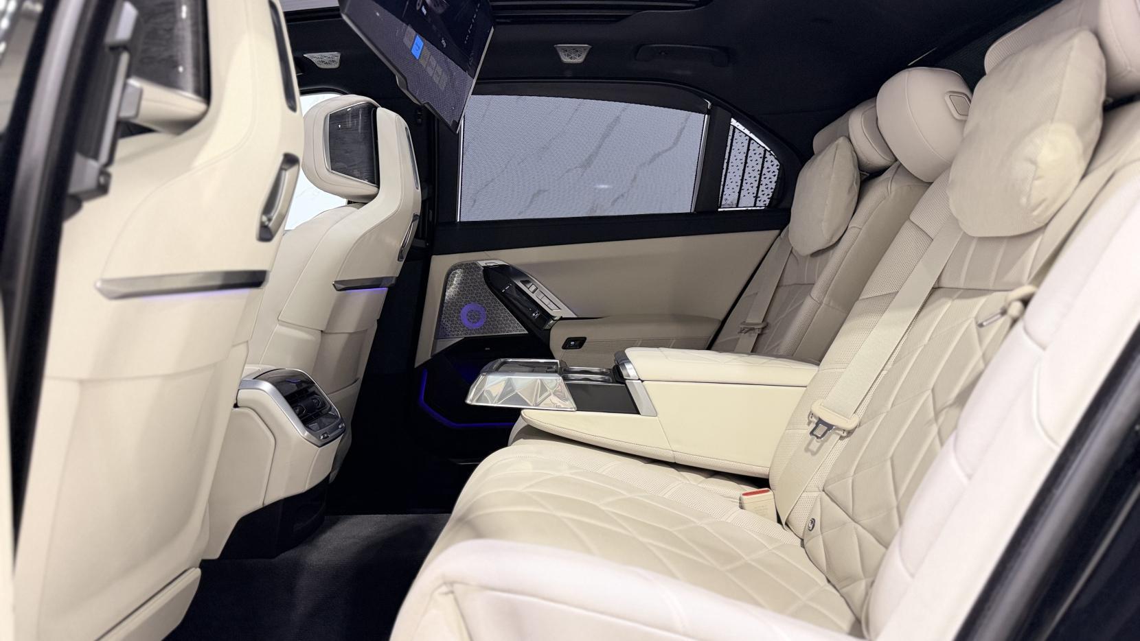BMW i7 view 10
