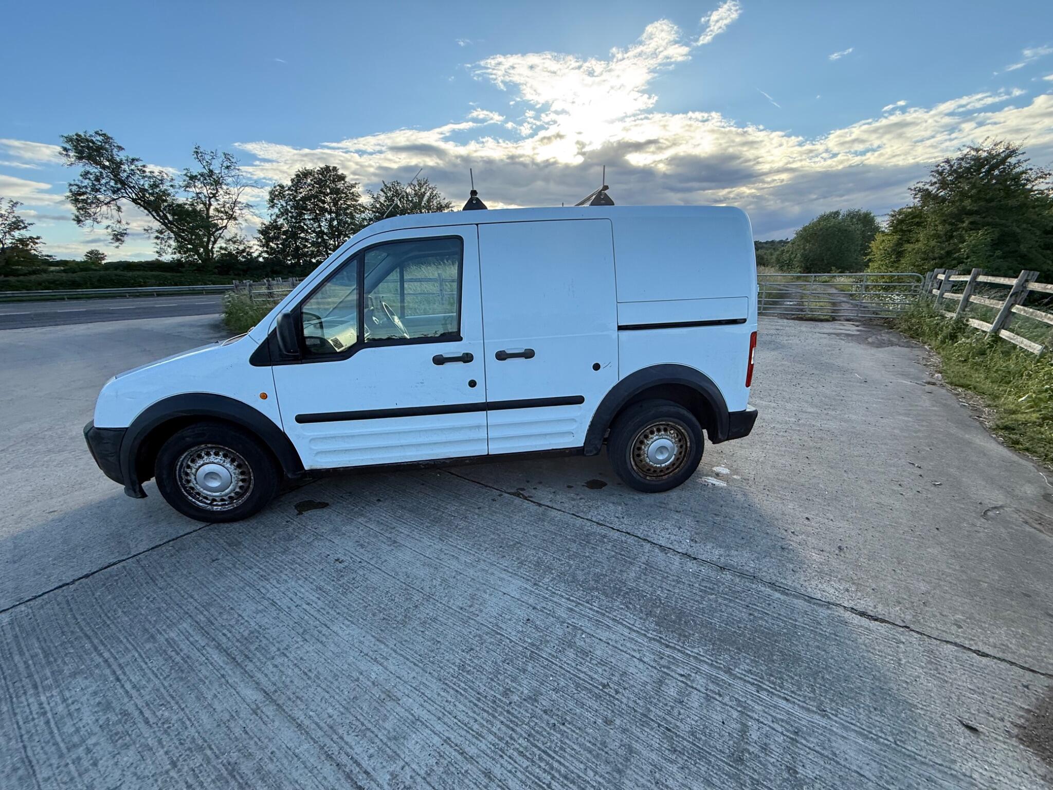 Ford Transit Connect 1.8 TDCi T200 LX L1 H1 4dr — photo 16 of 86