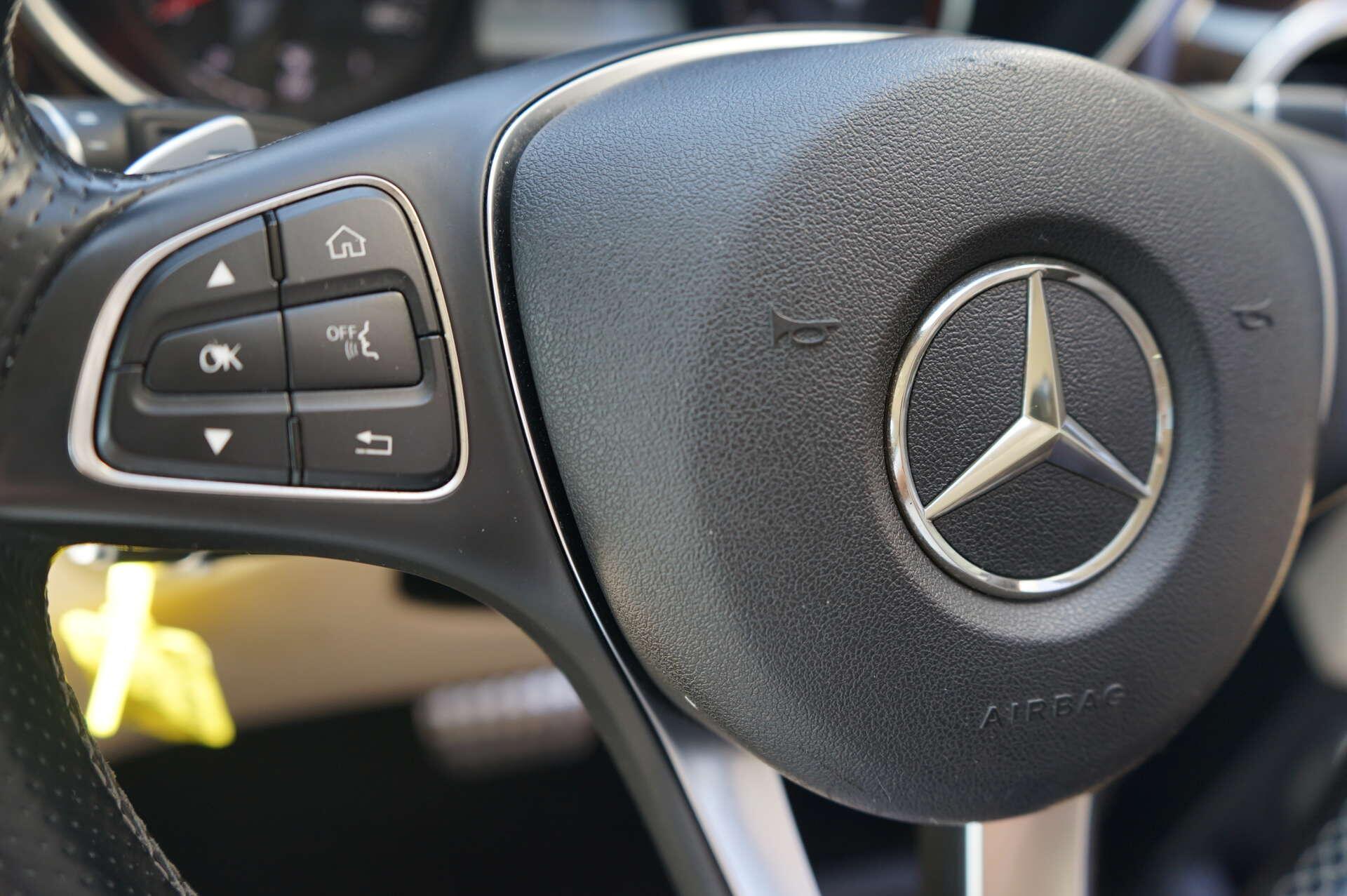 Mercedes-Benz V-Class view 26