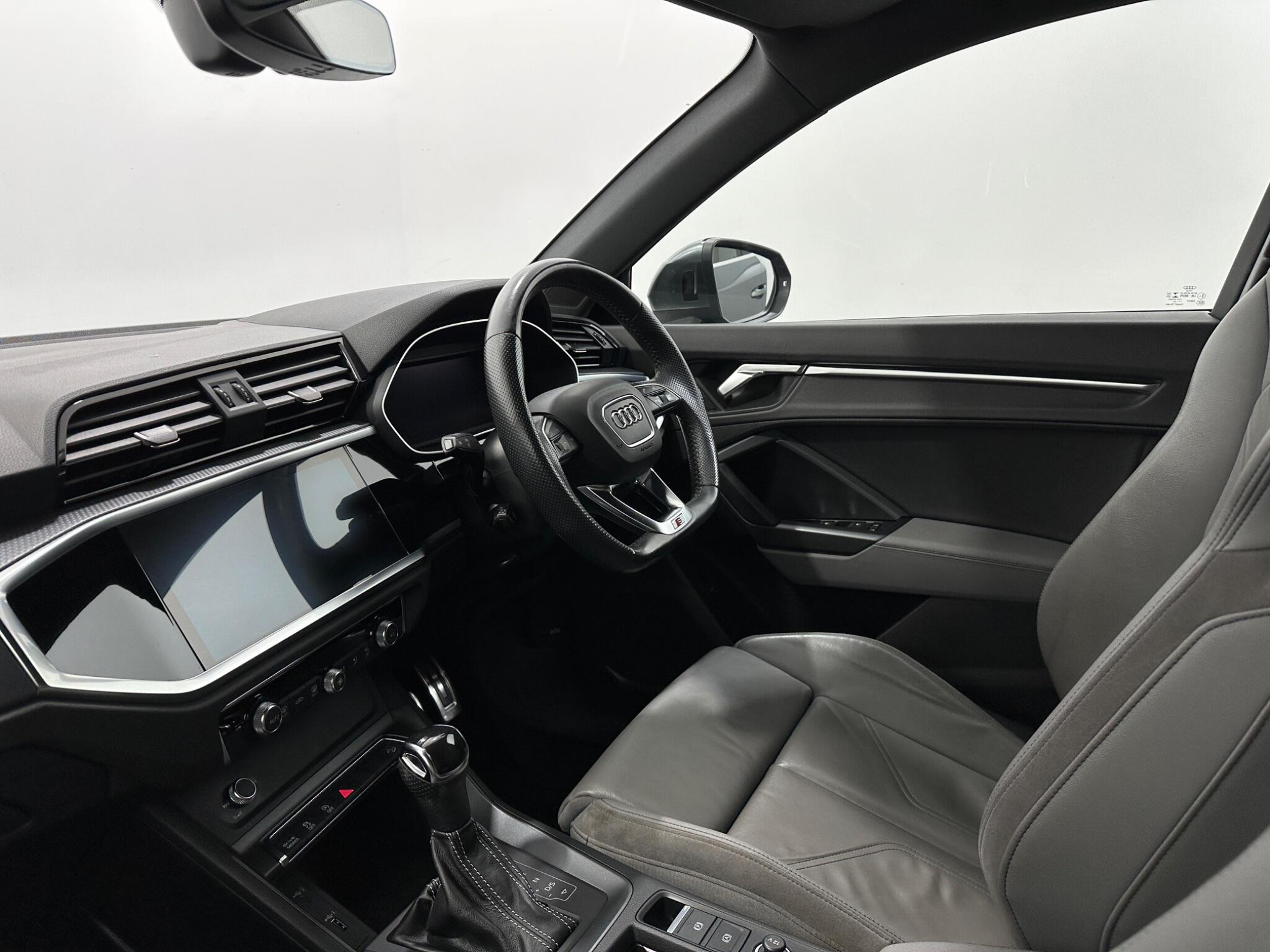 Audi Q3 view 30