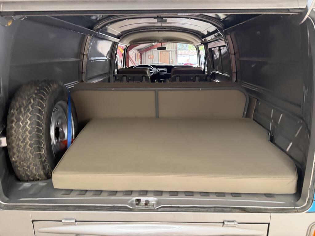 Volkswagen Transporter view 12