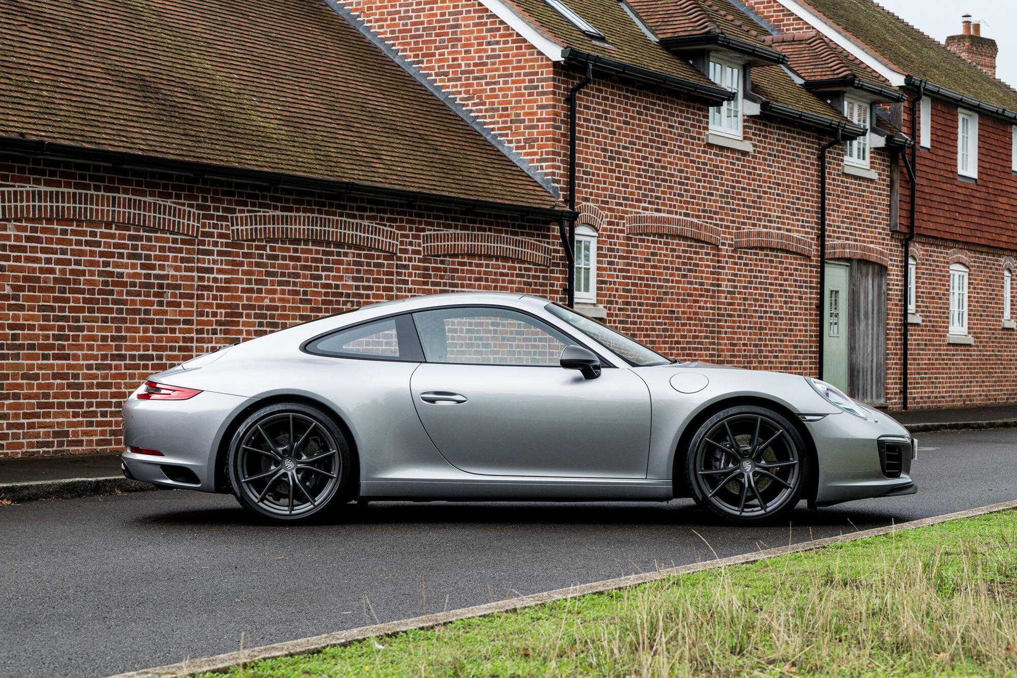 Porsche 911 view 8