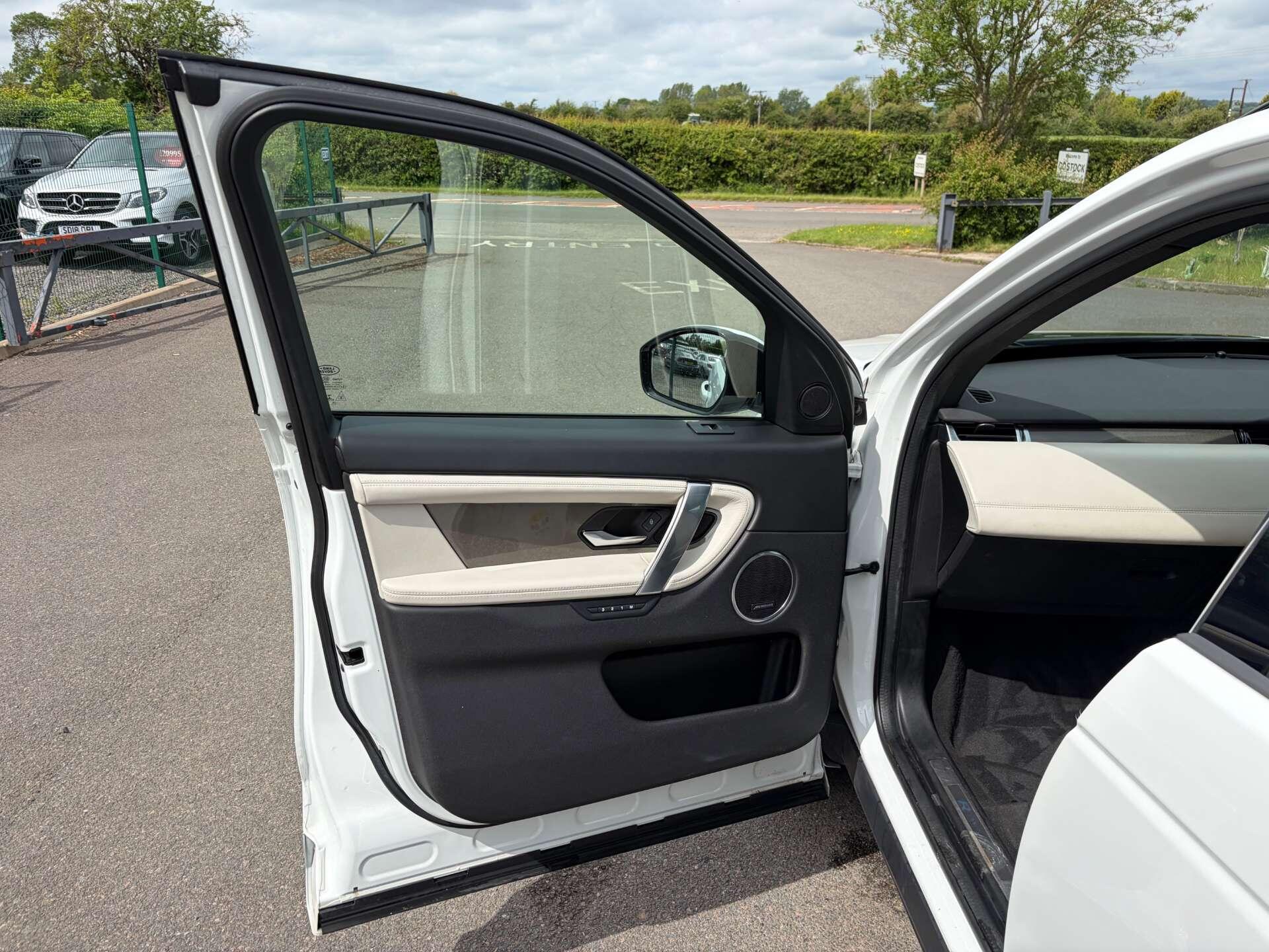 Land Rover Discovery Sport view 14