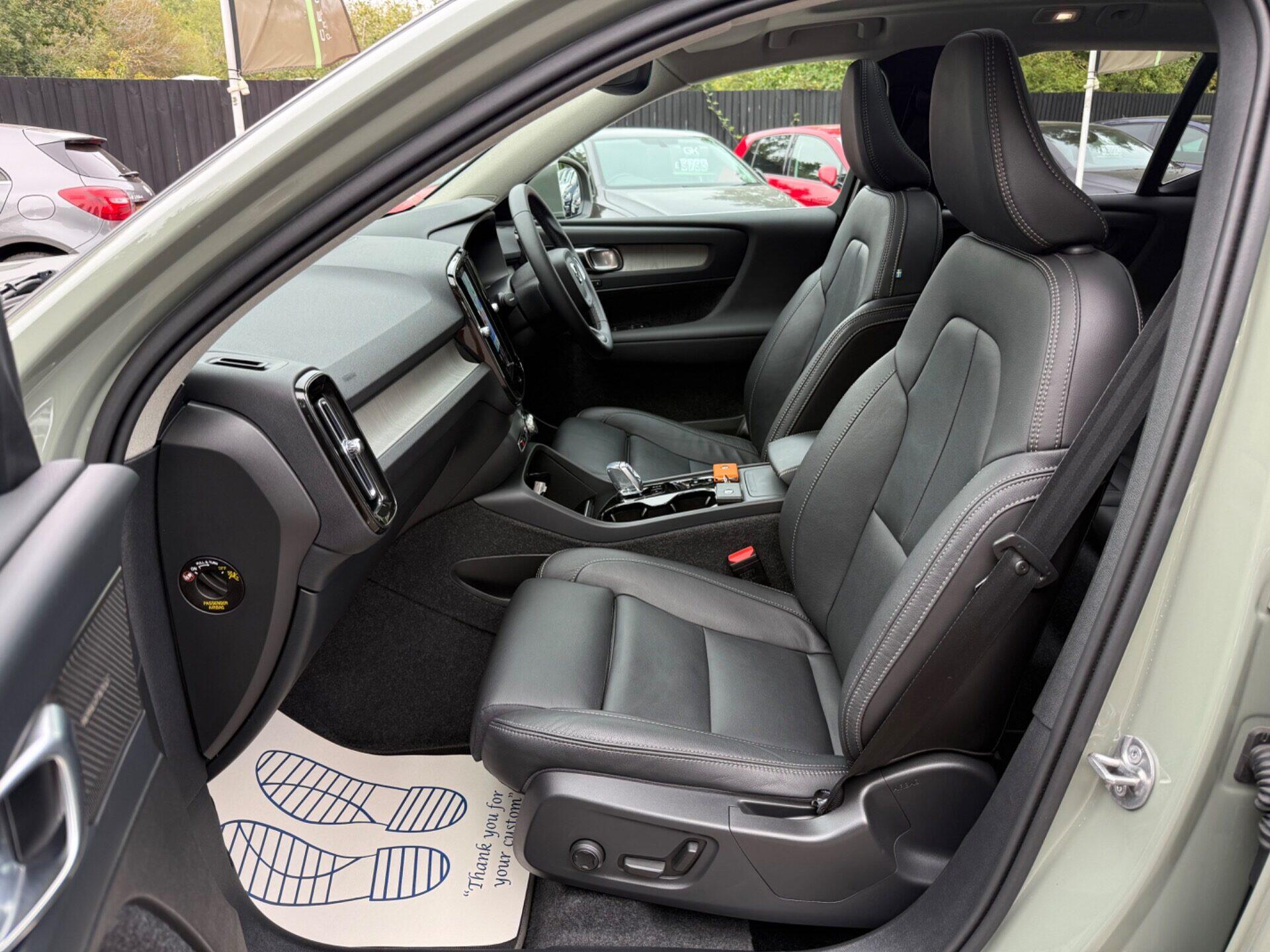 Volvo XC40 view 3
