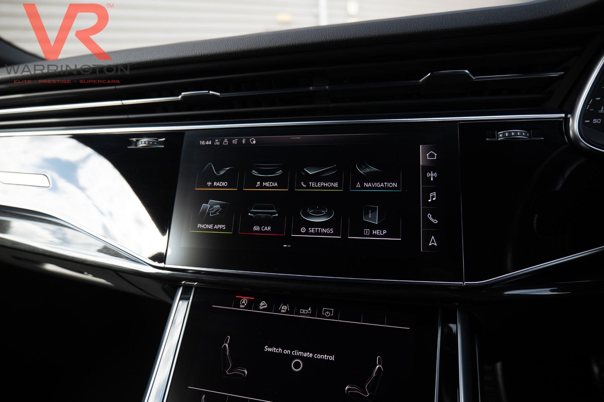 Audi Q8 view 30