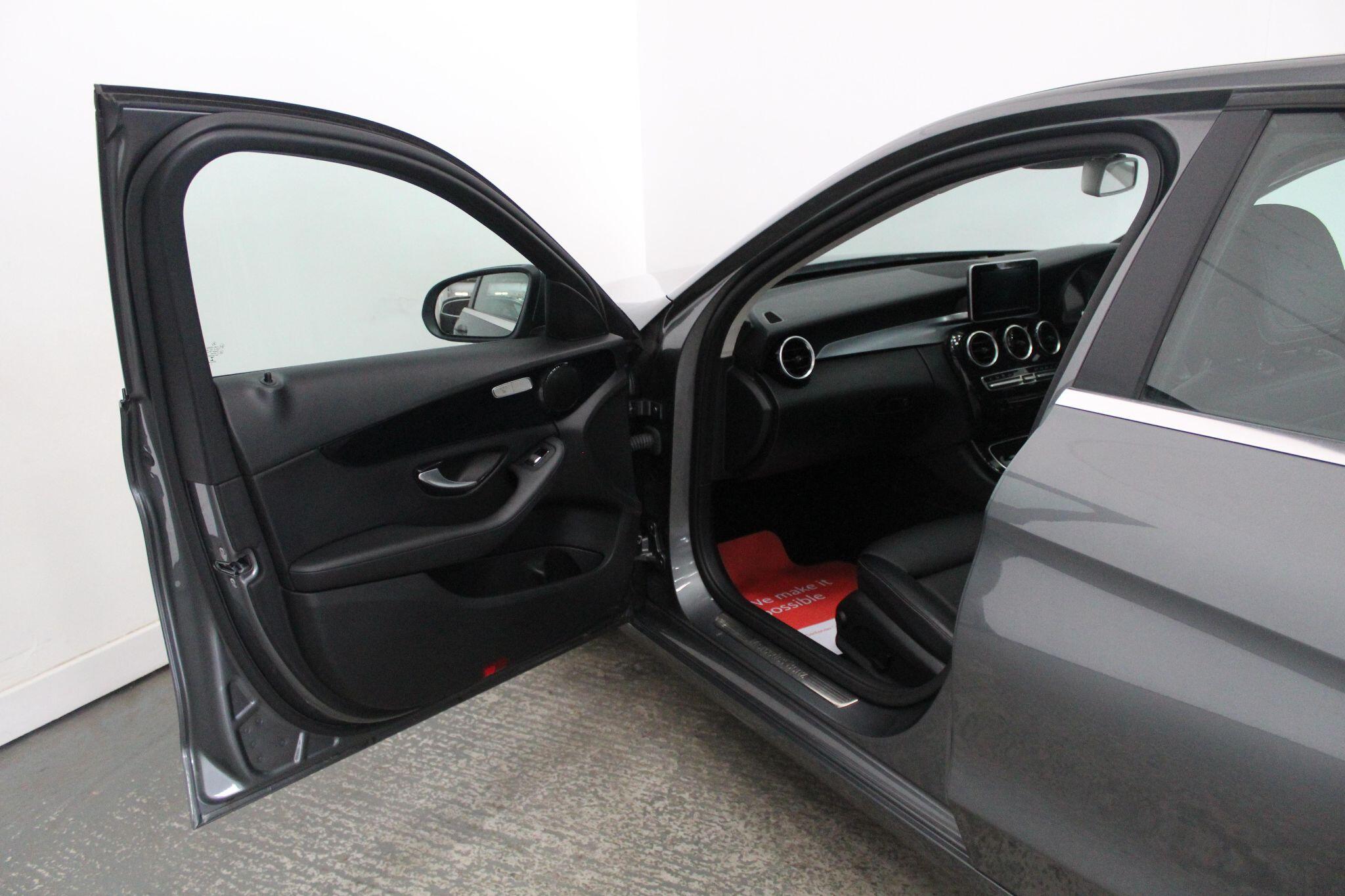 Mercedes-Benz C-Class view 26