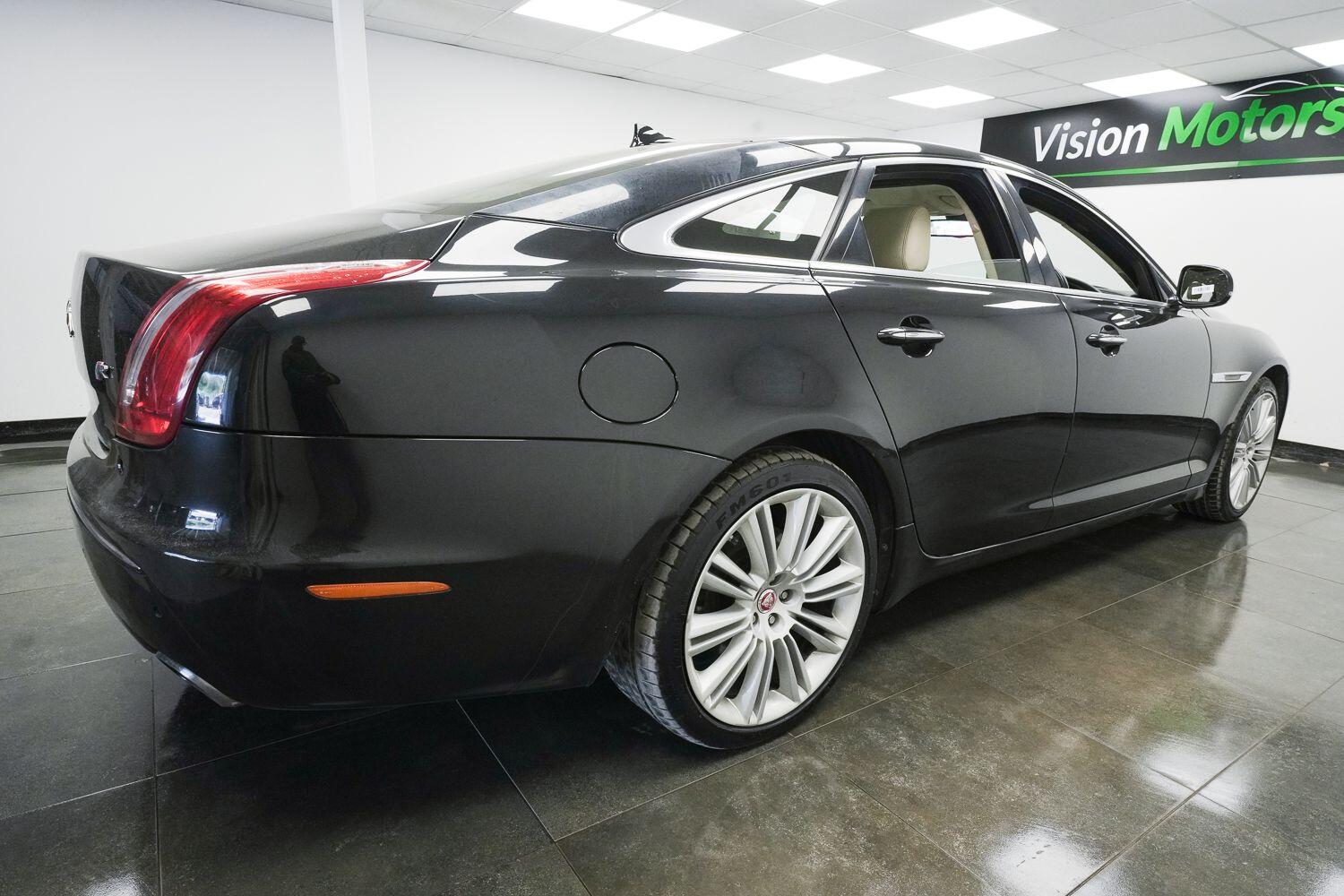 Jaguar XJ view 4
