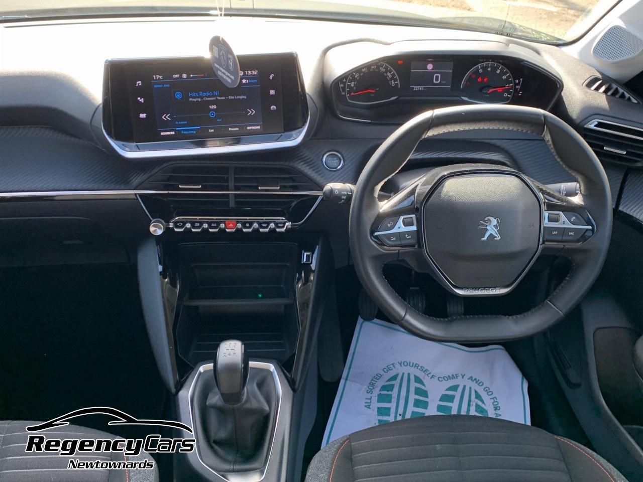 Peugeot 208 view 11