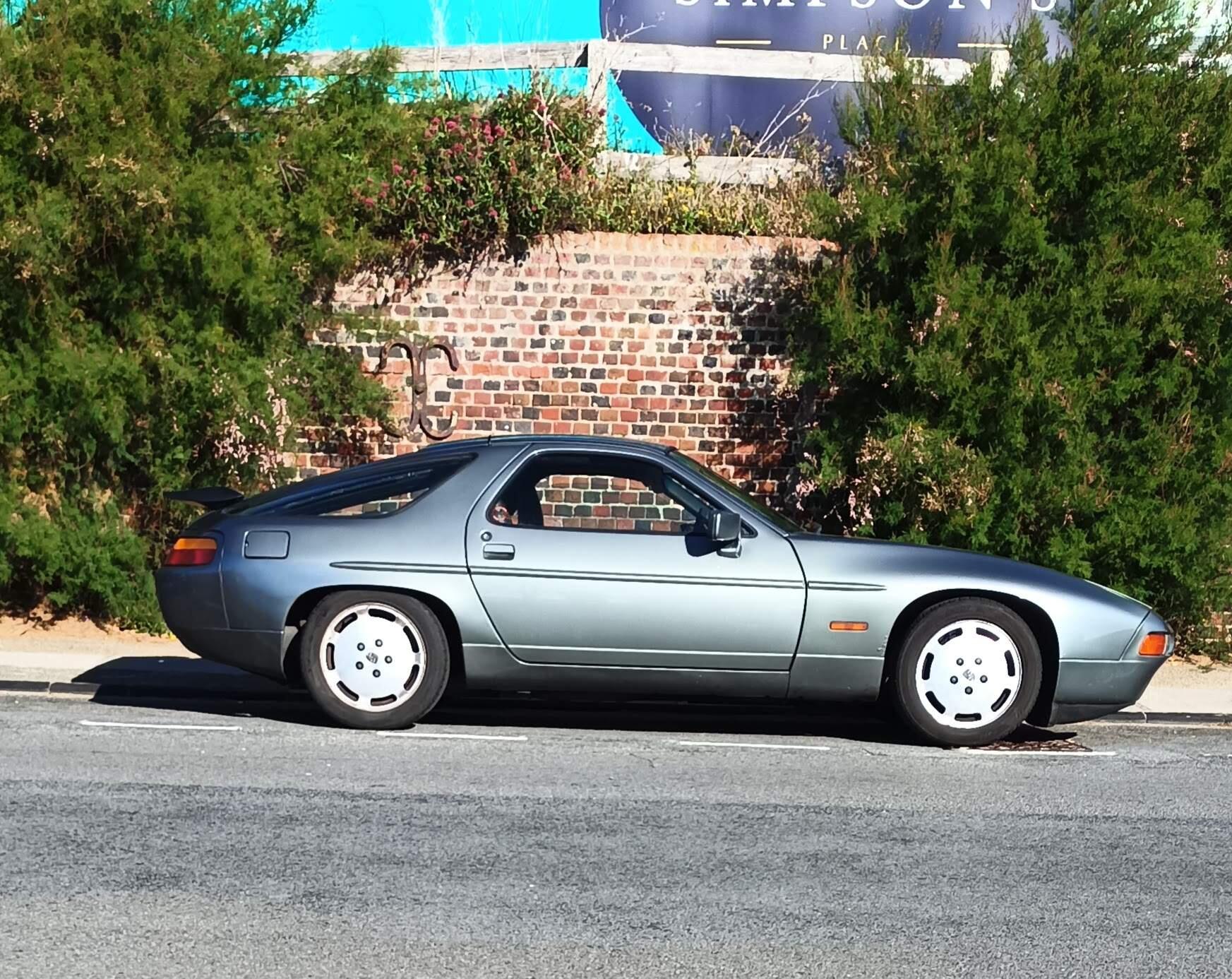 Porsche 928