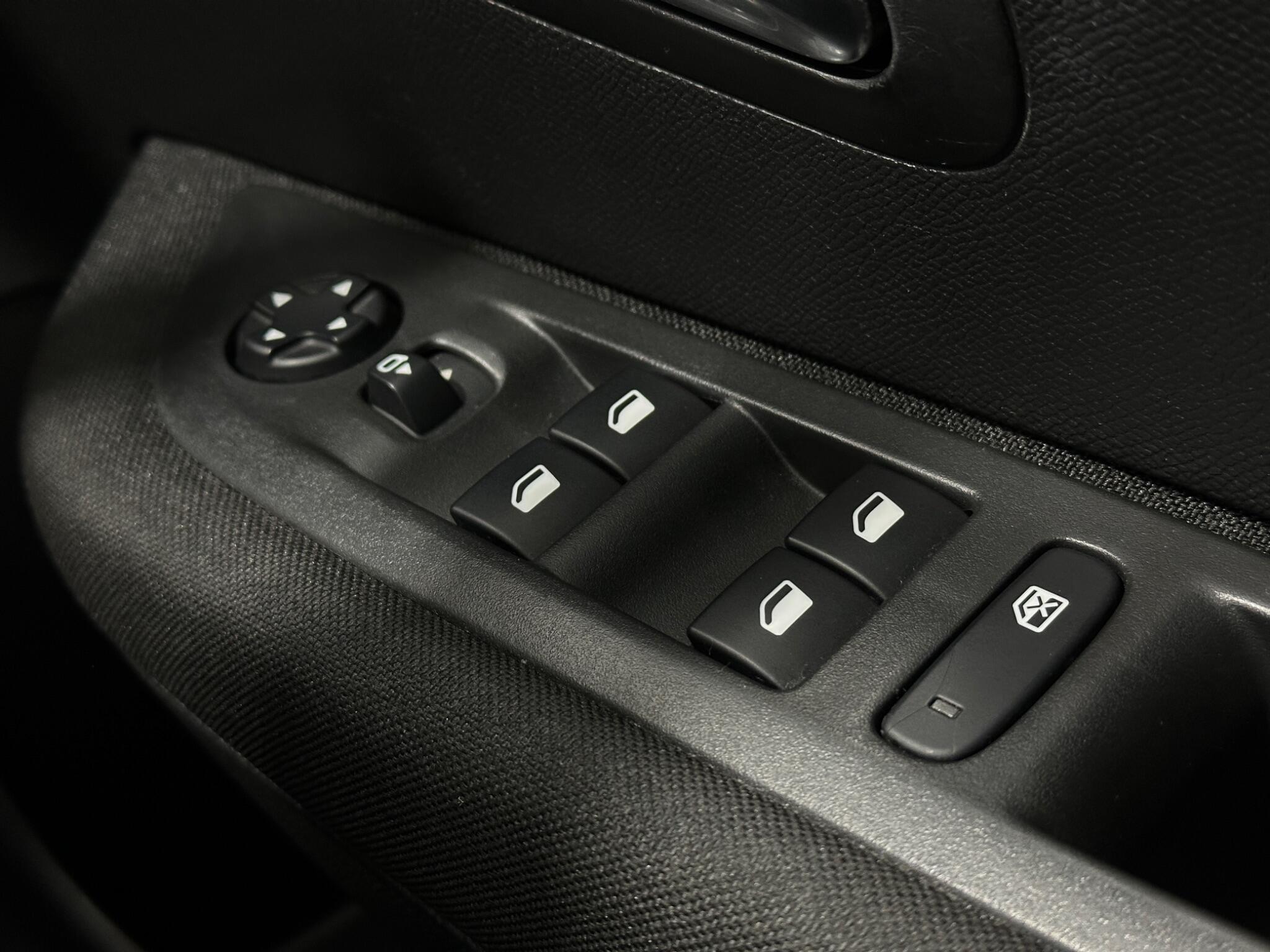 Peugeot 208 view 18