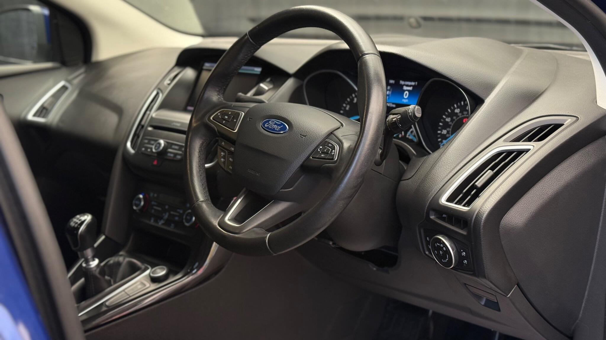 Ford Focus view 17