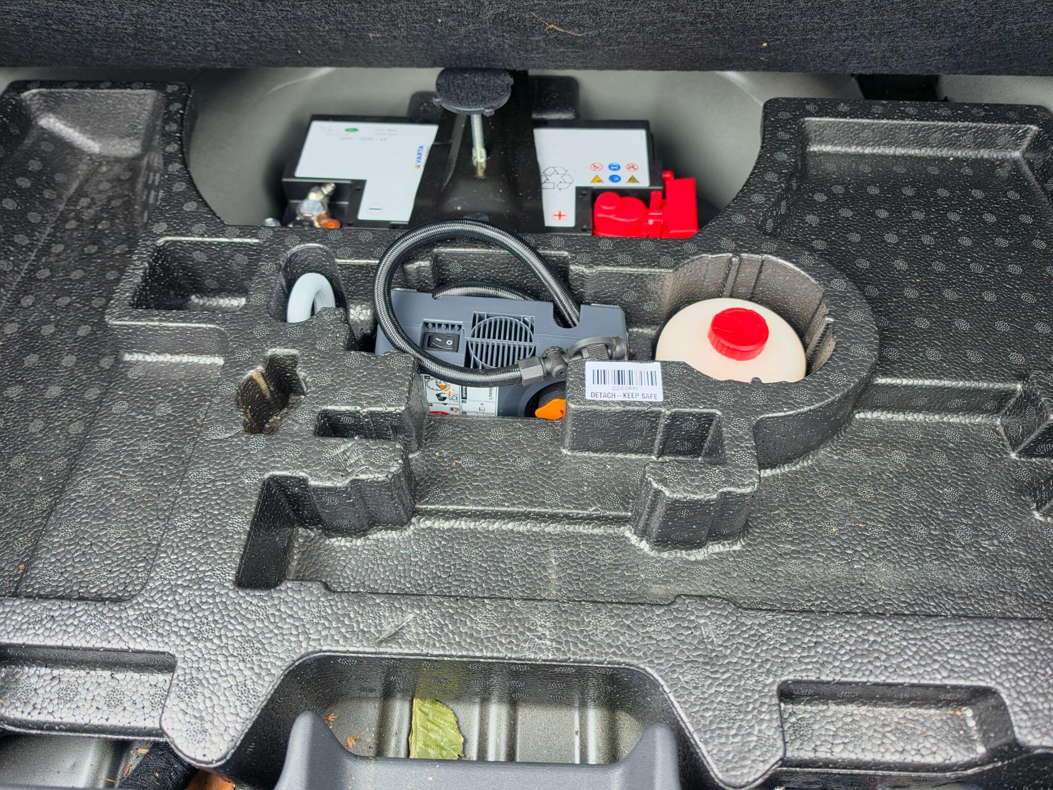Jaguar XF view 29