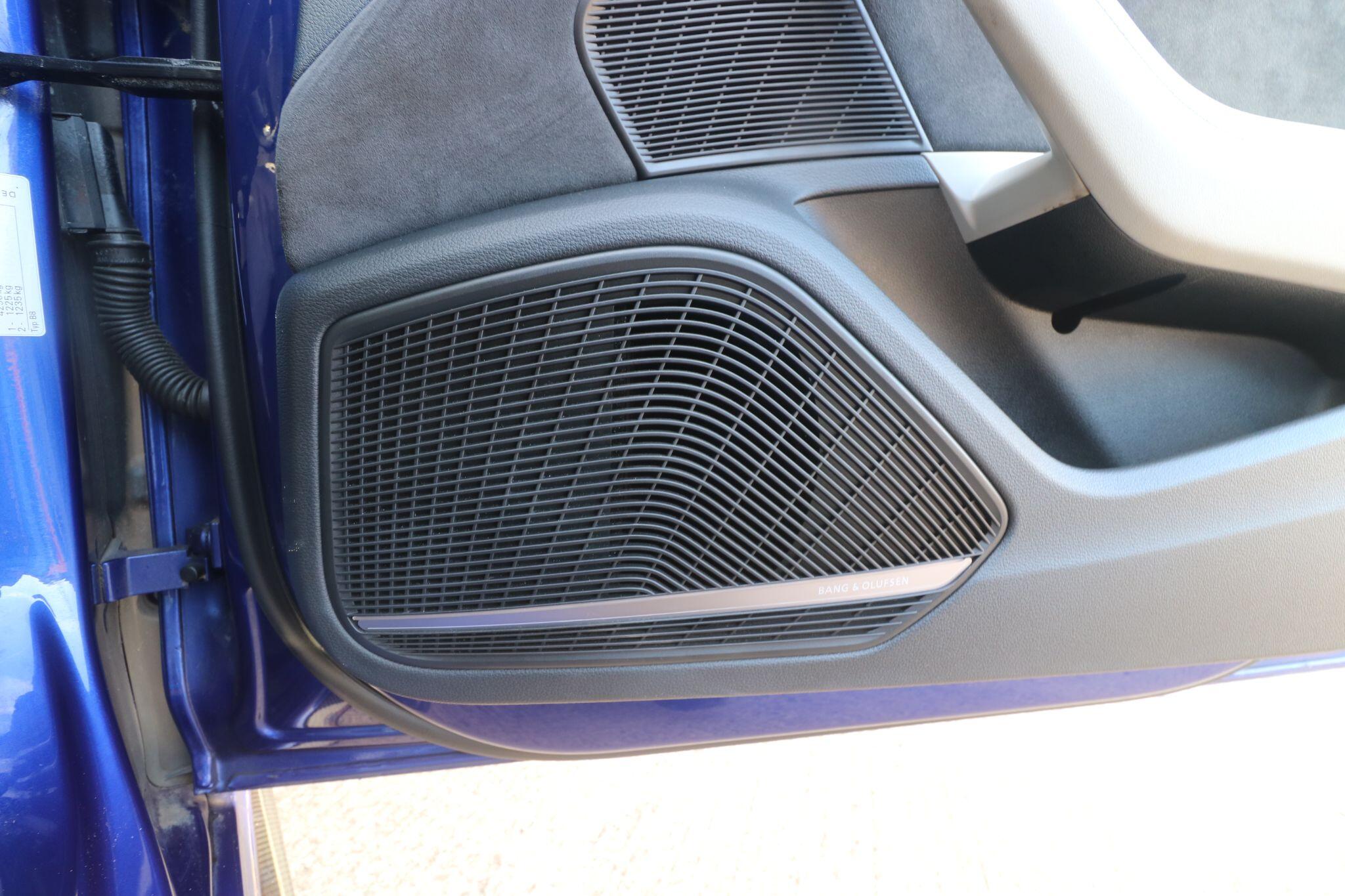 Audi RS4 view 11