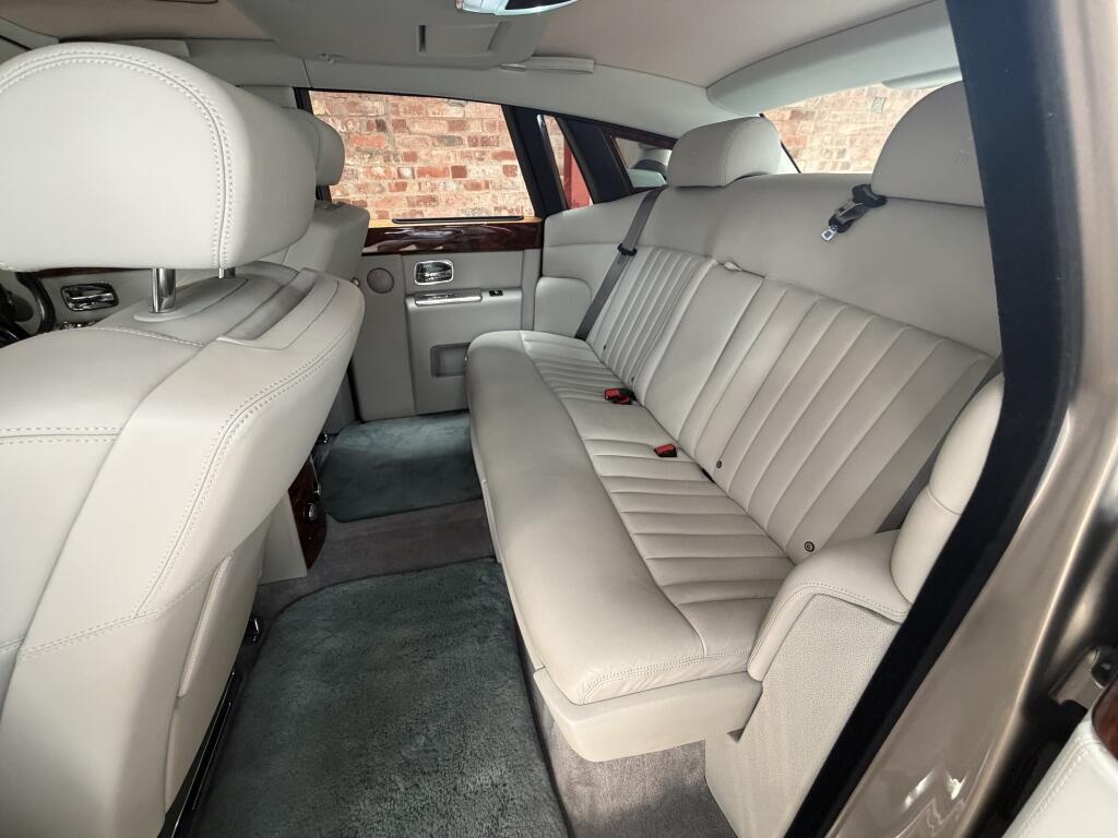 Rolls-Royce Phantom view 11