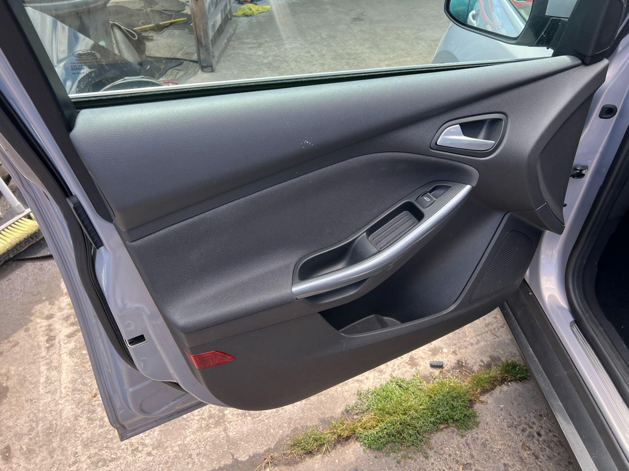 Ford Focus view 8