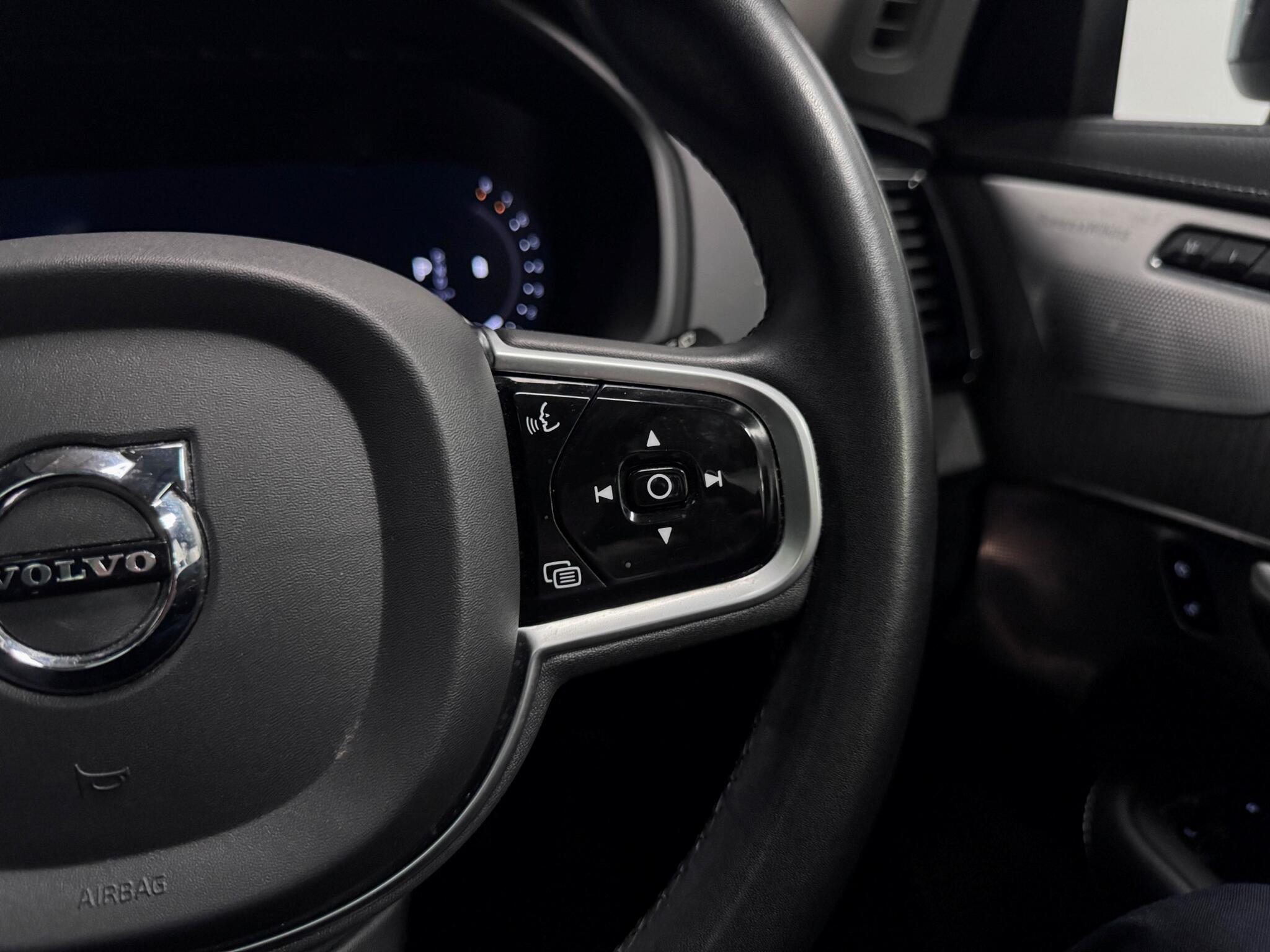 Volvo XC90 view 18