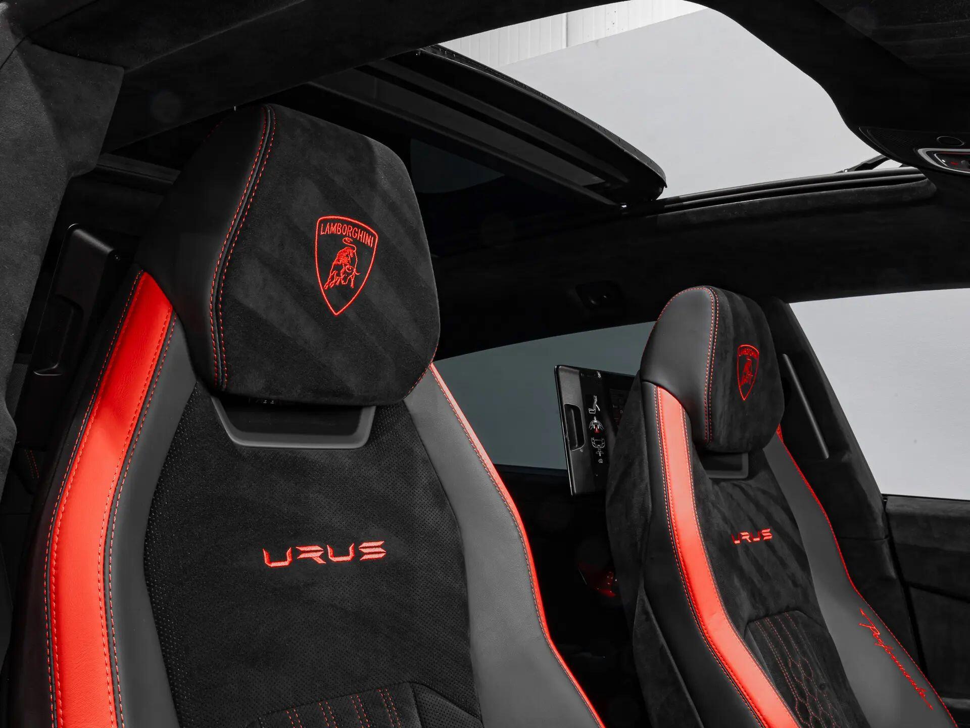 Lamborghini Urus view 3