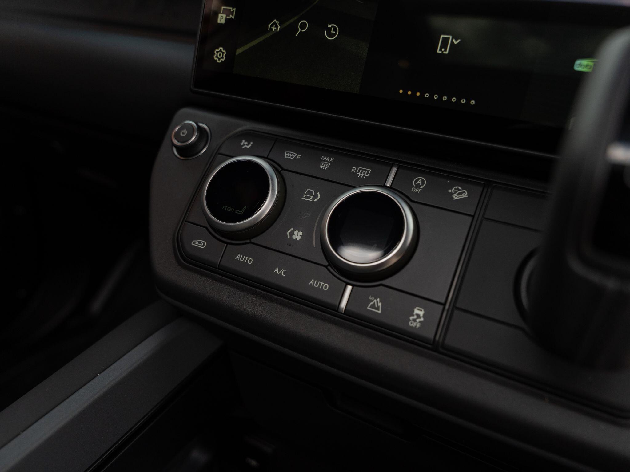 Land Rover Defender 110 view 55