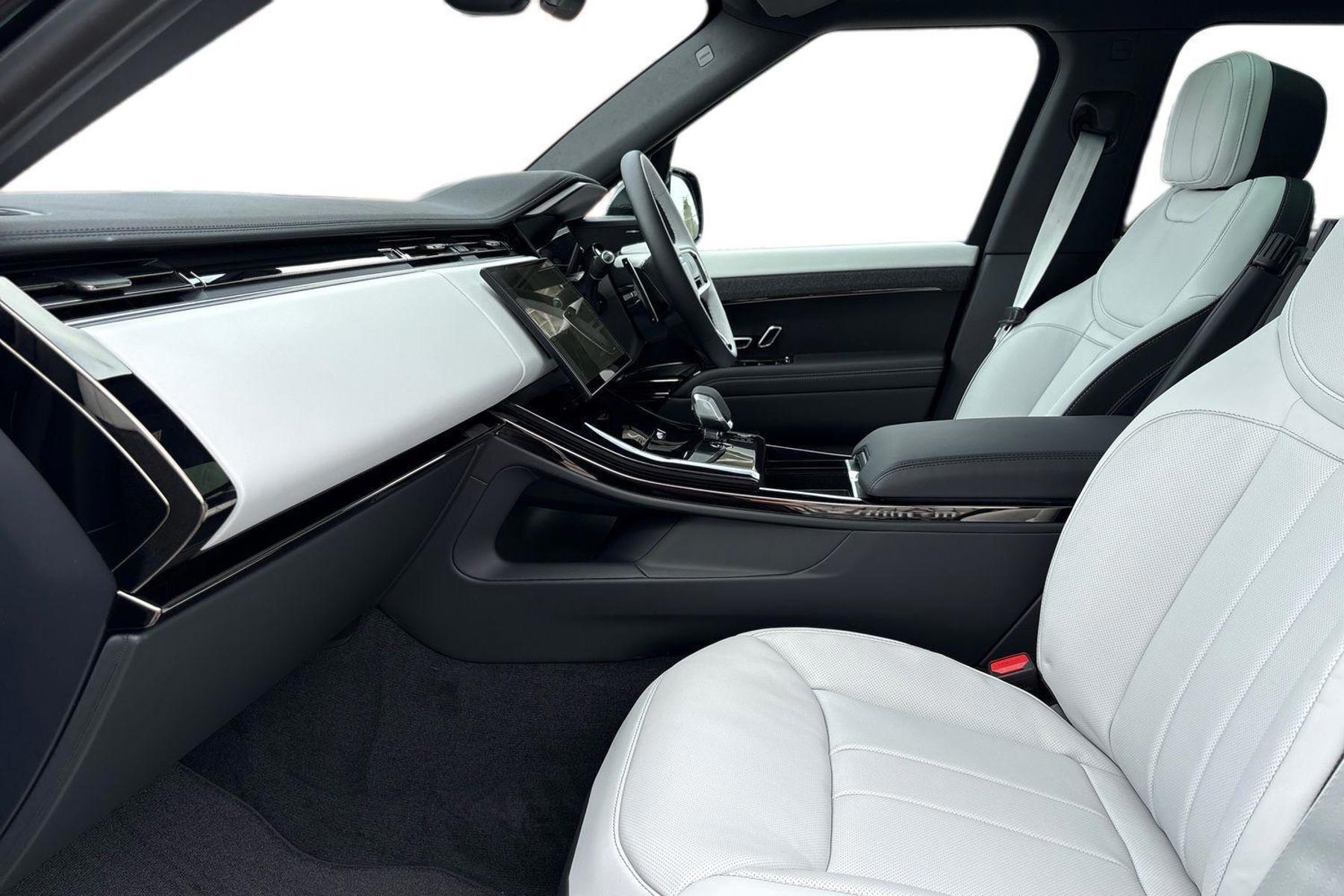 Land Rover Range Rover Sport view 3
