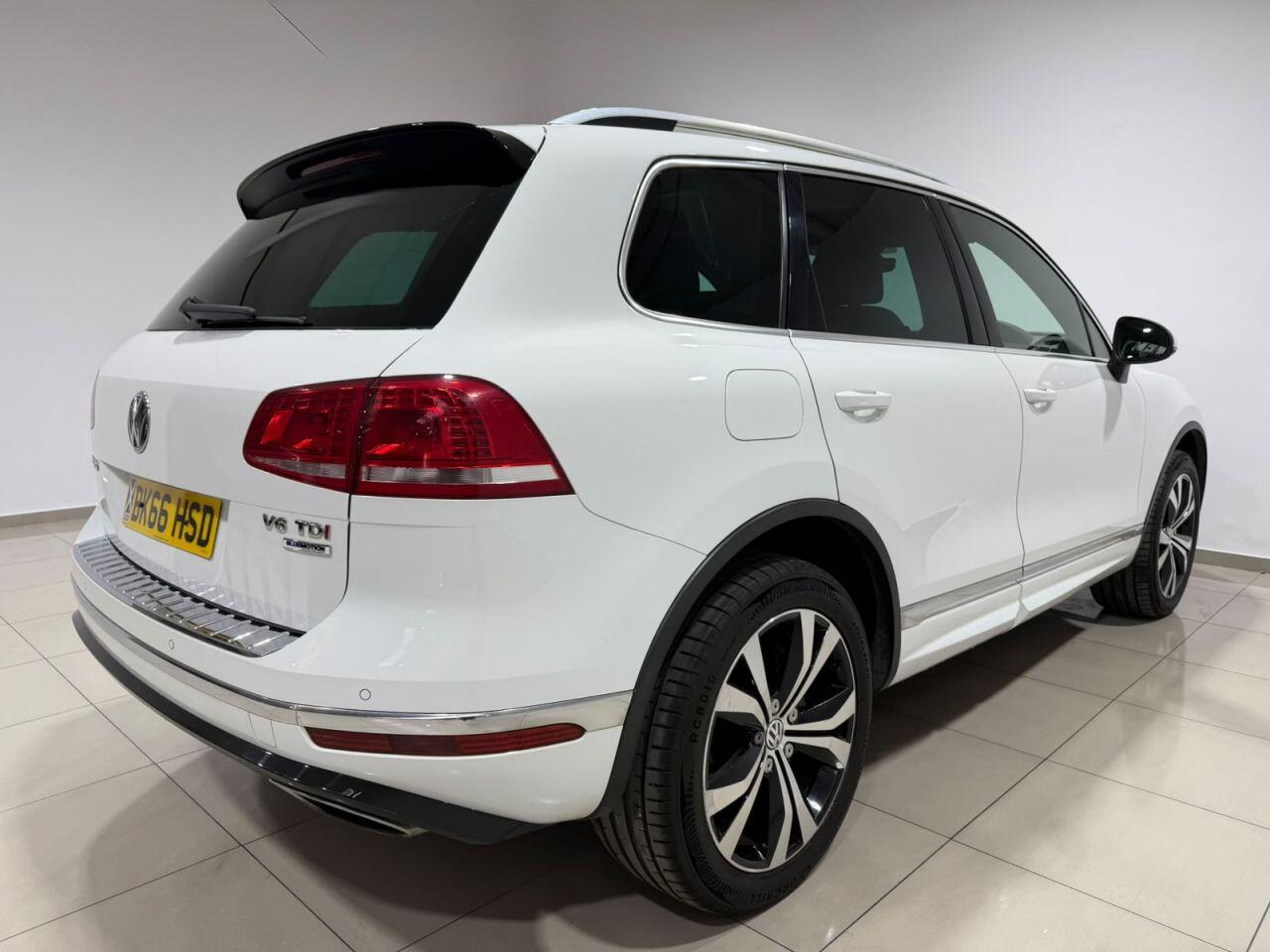 Volkswagen Touareg view 10
