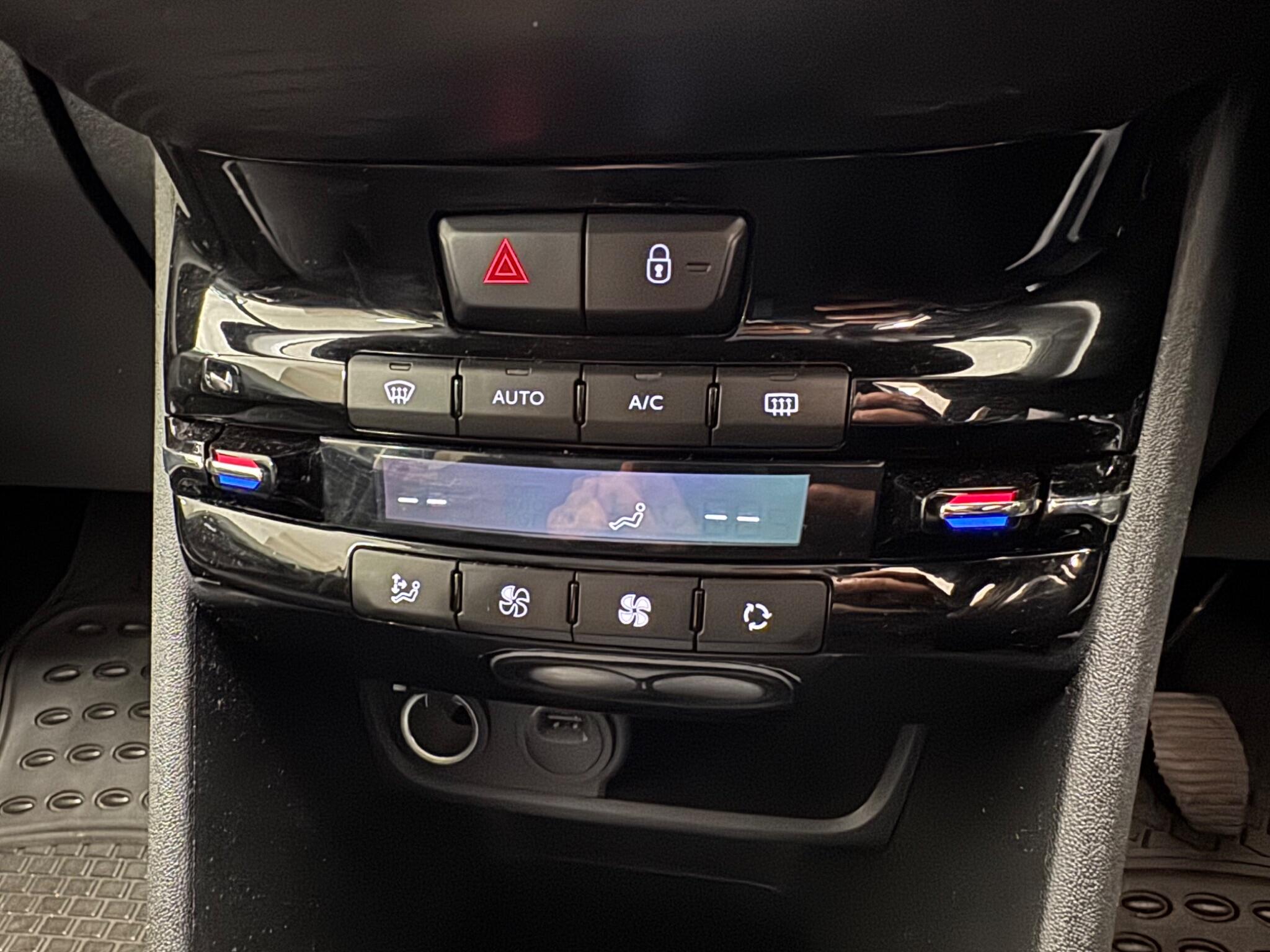 Peugeot 208 view 11