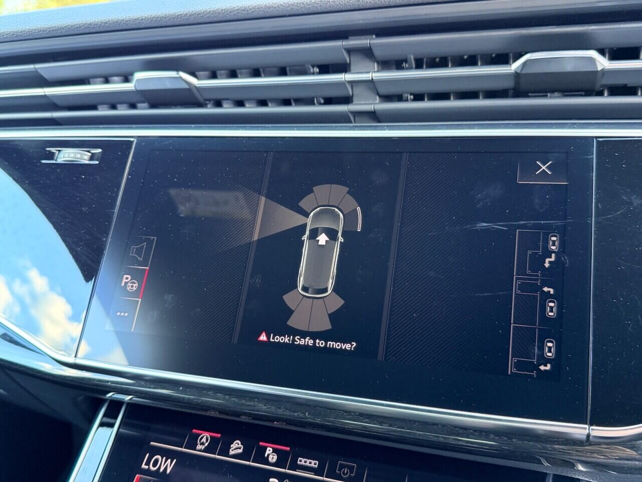 Audi Q8 view 25