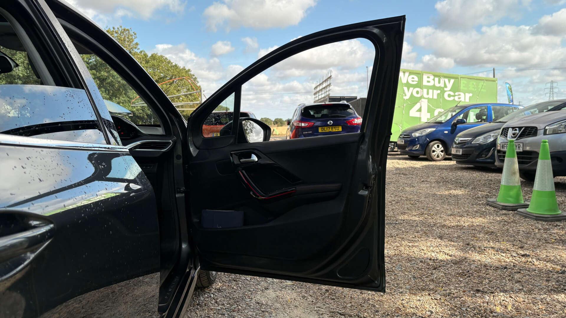 Peugeot 208 view 38
