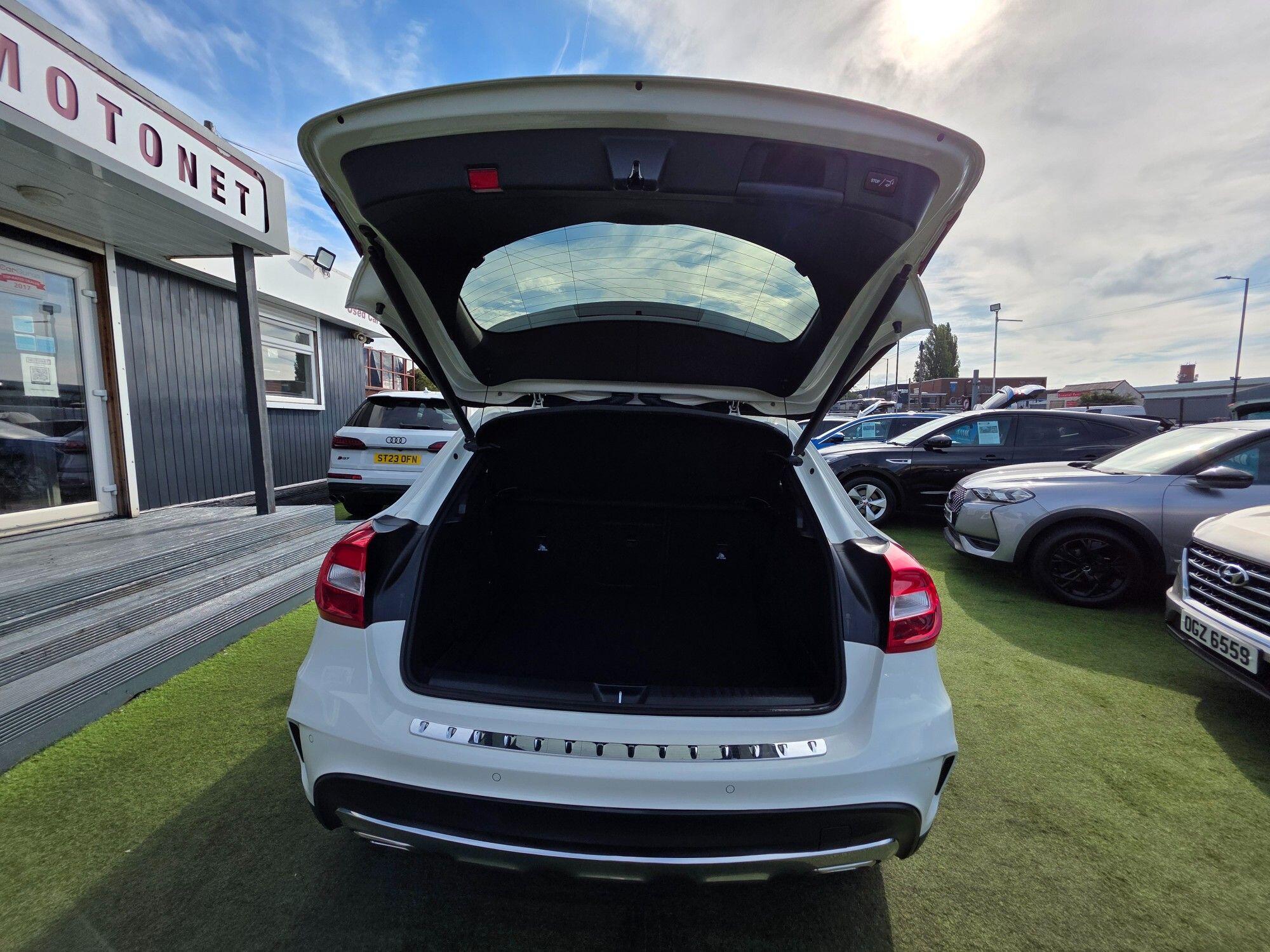 Mercedes-Benz Gla view 13