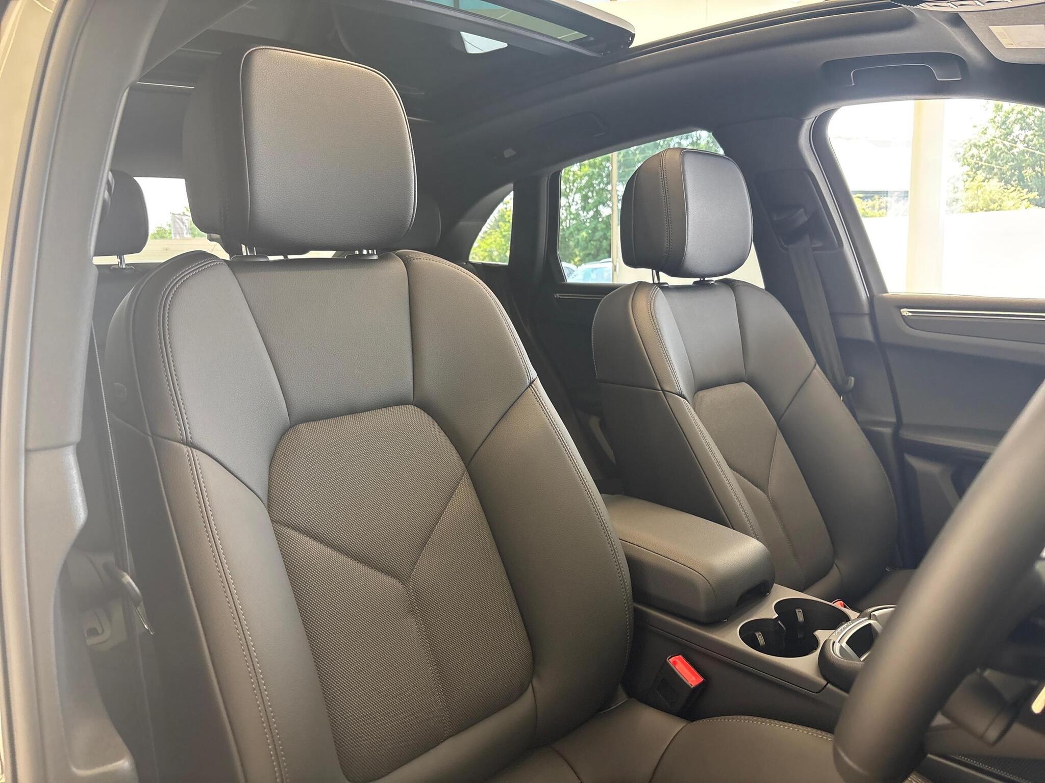 Porsche Macan view 14
