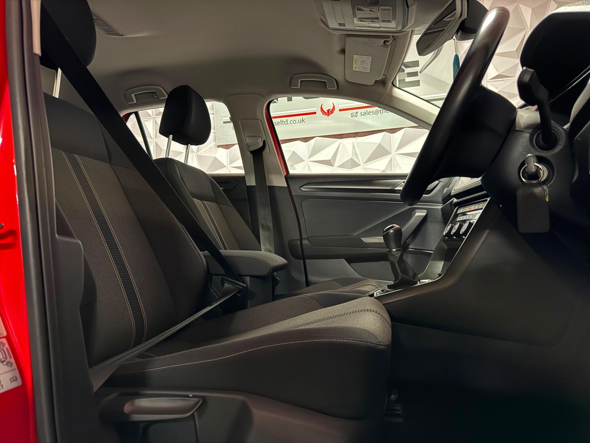Volkswagen T-Roc view 14
