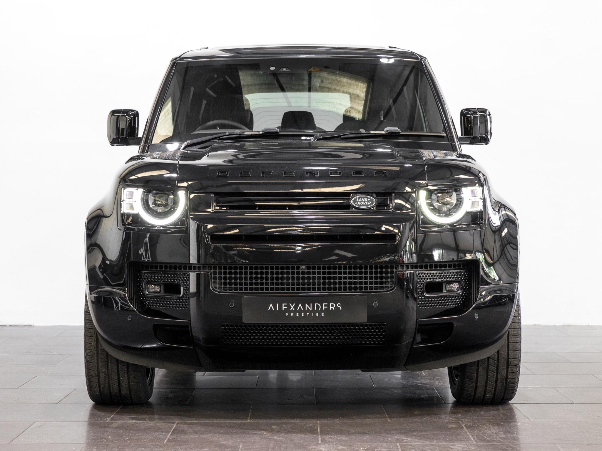 Land Rover Defender 110 view 10