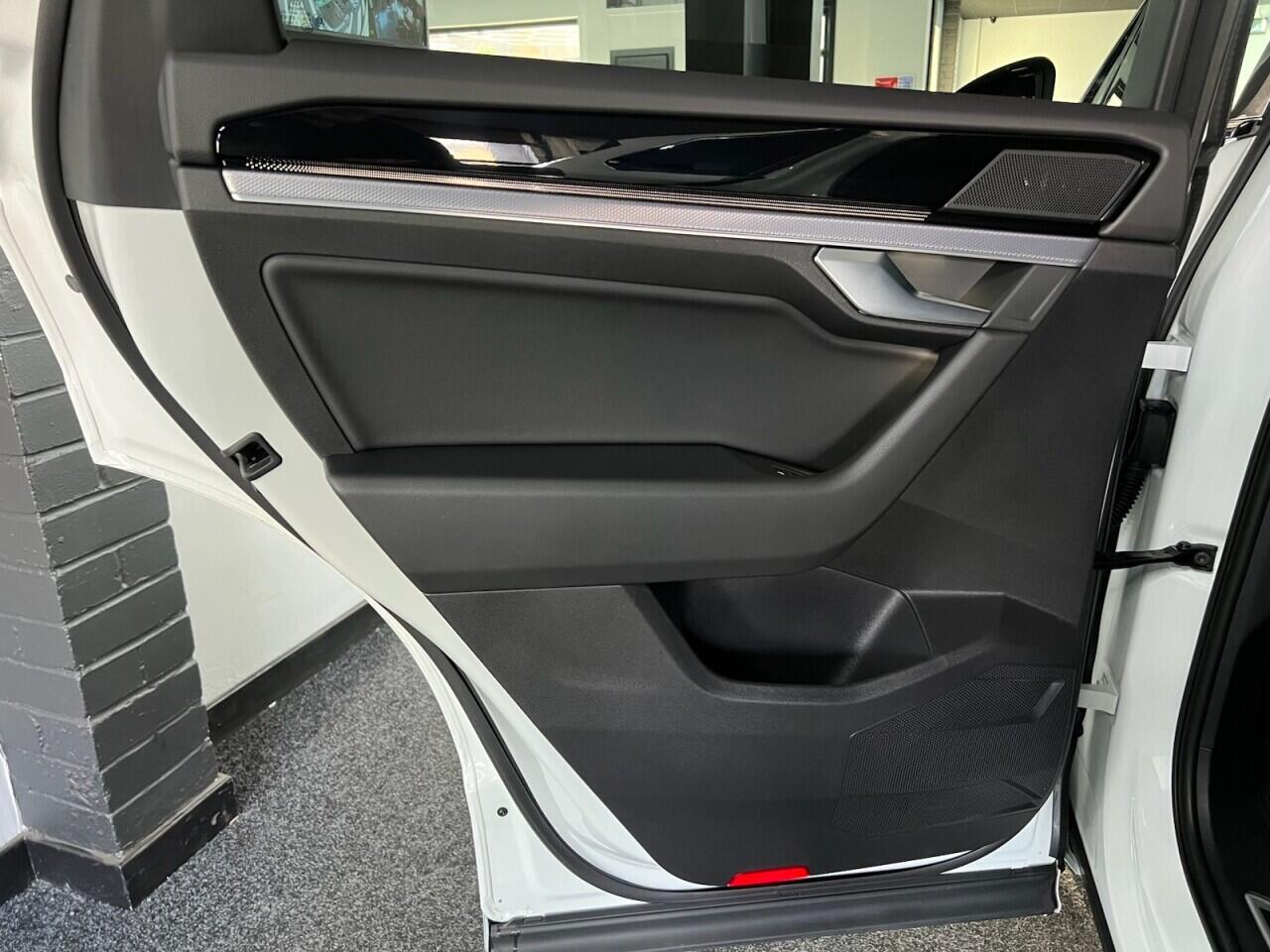 Volkswagen Touareg view 47