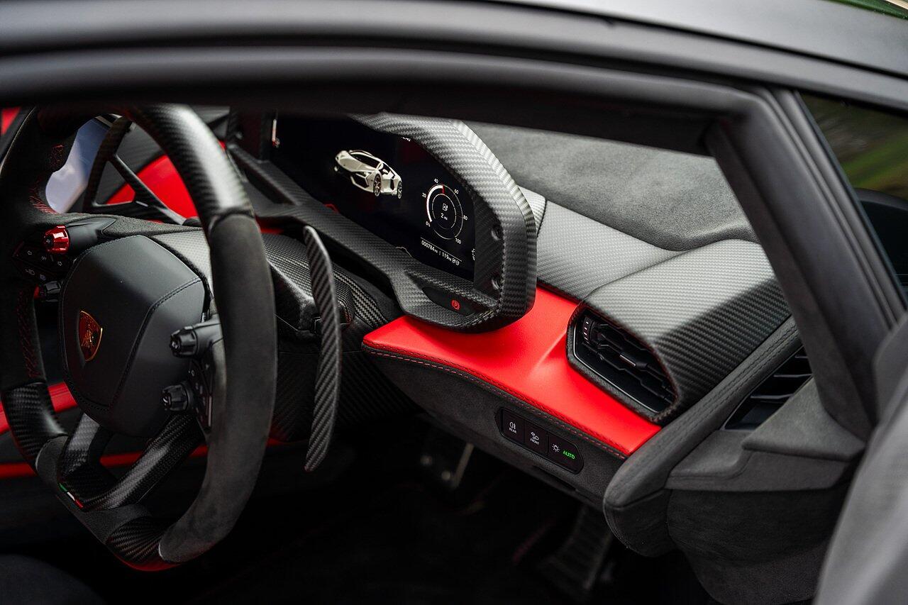 Lamborghini Revuelto view 86