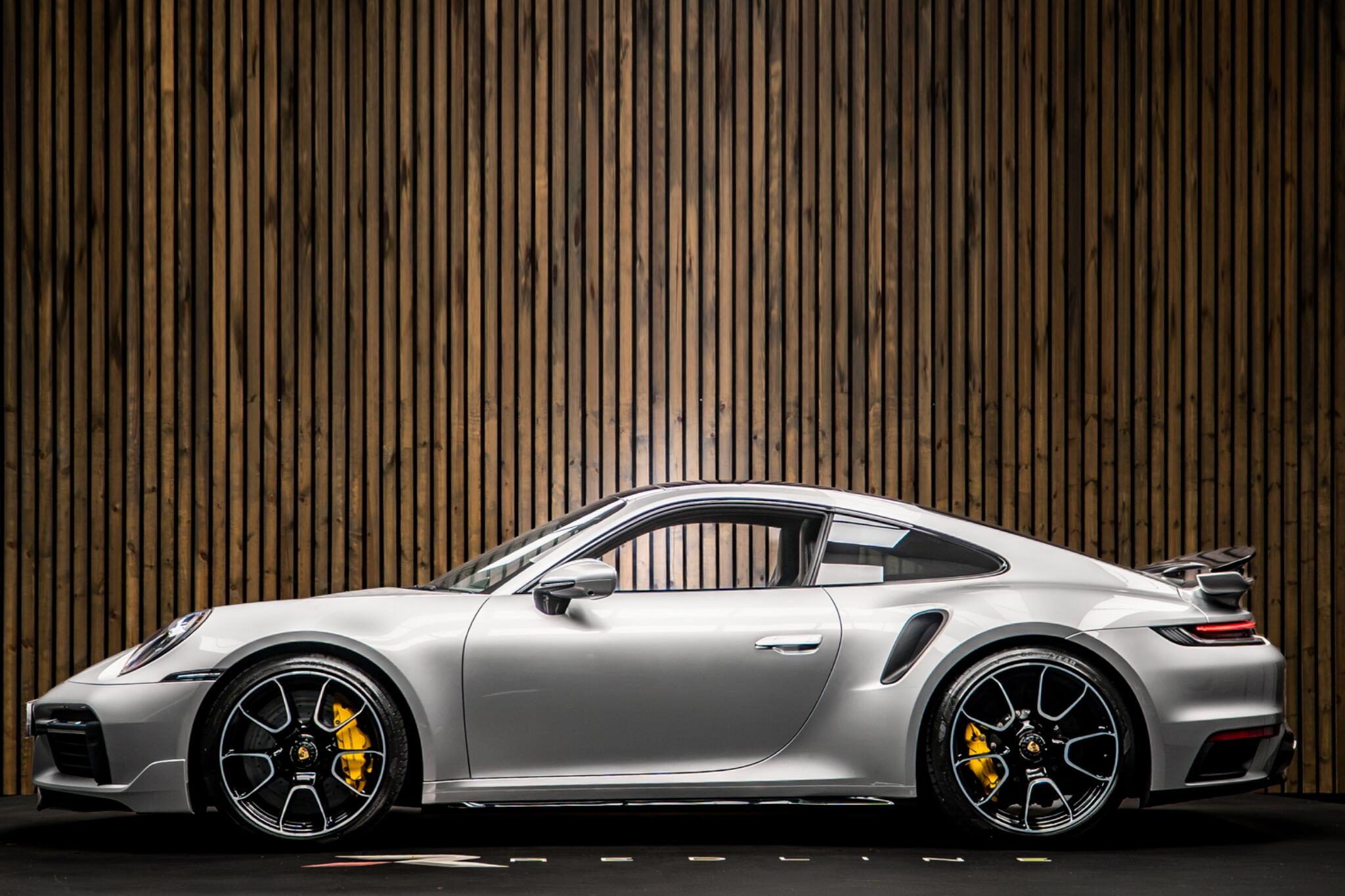 Porsche 911 view 7