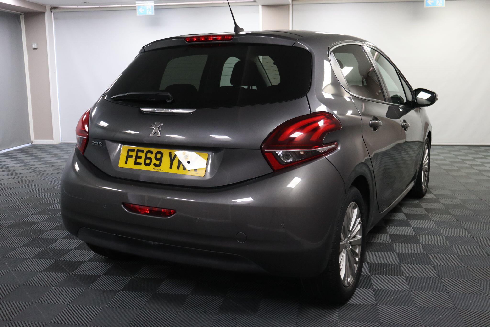 Peugeot 208 view 11