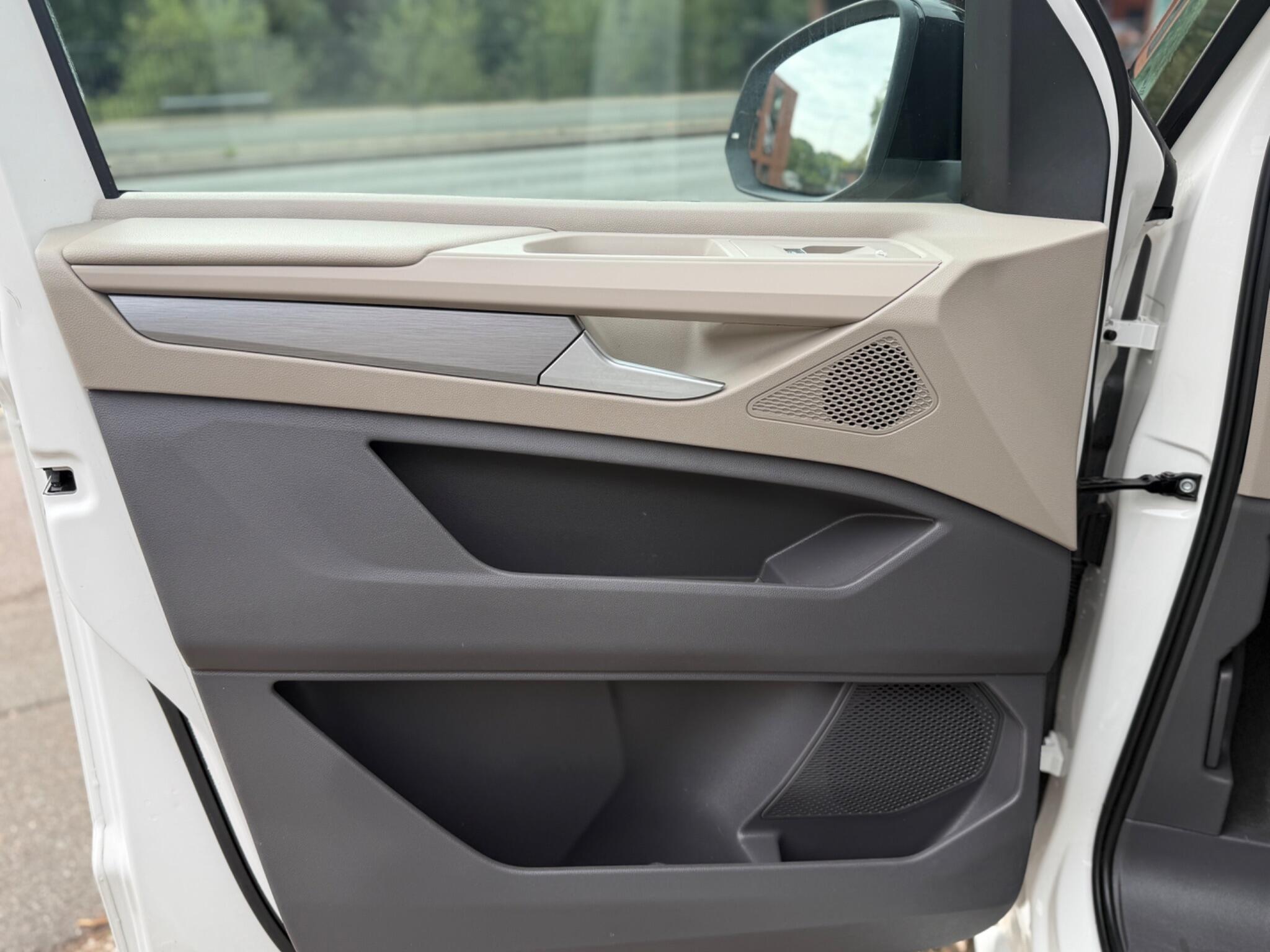 Volkswagen Multivan view 37
