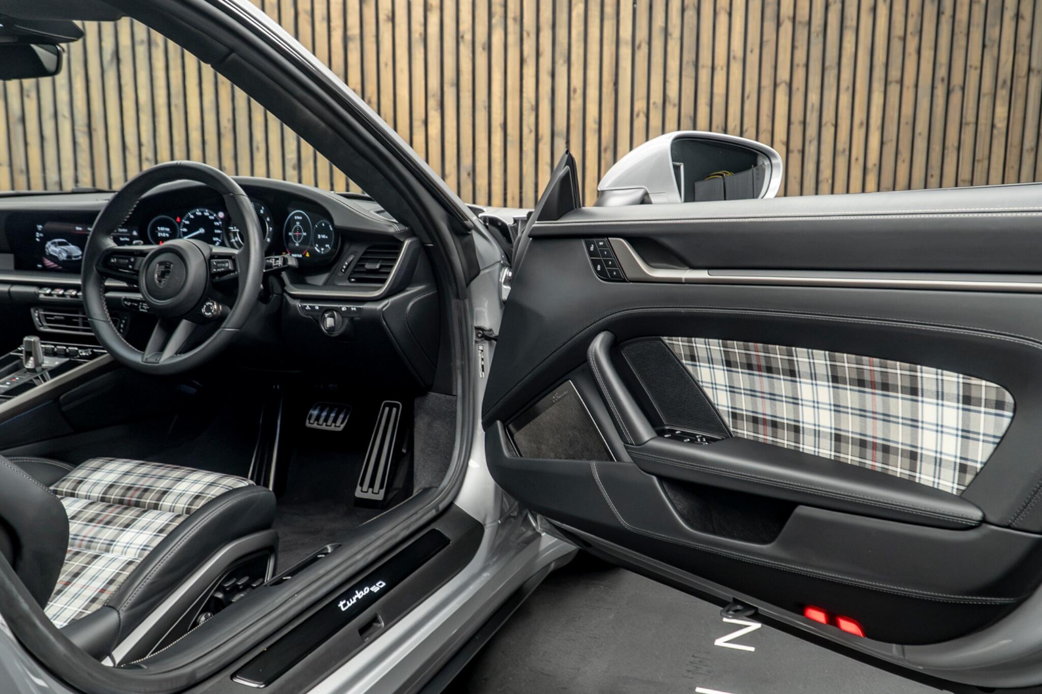 Porsche 911 view 32