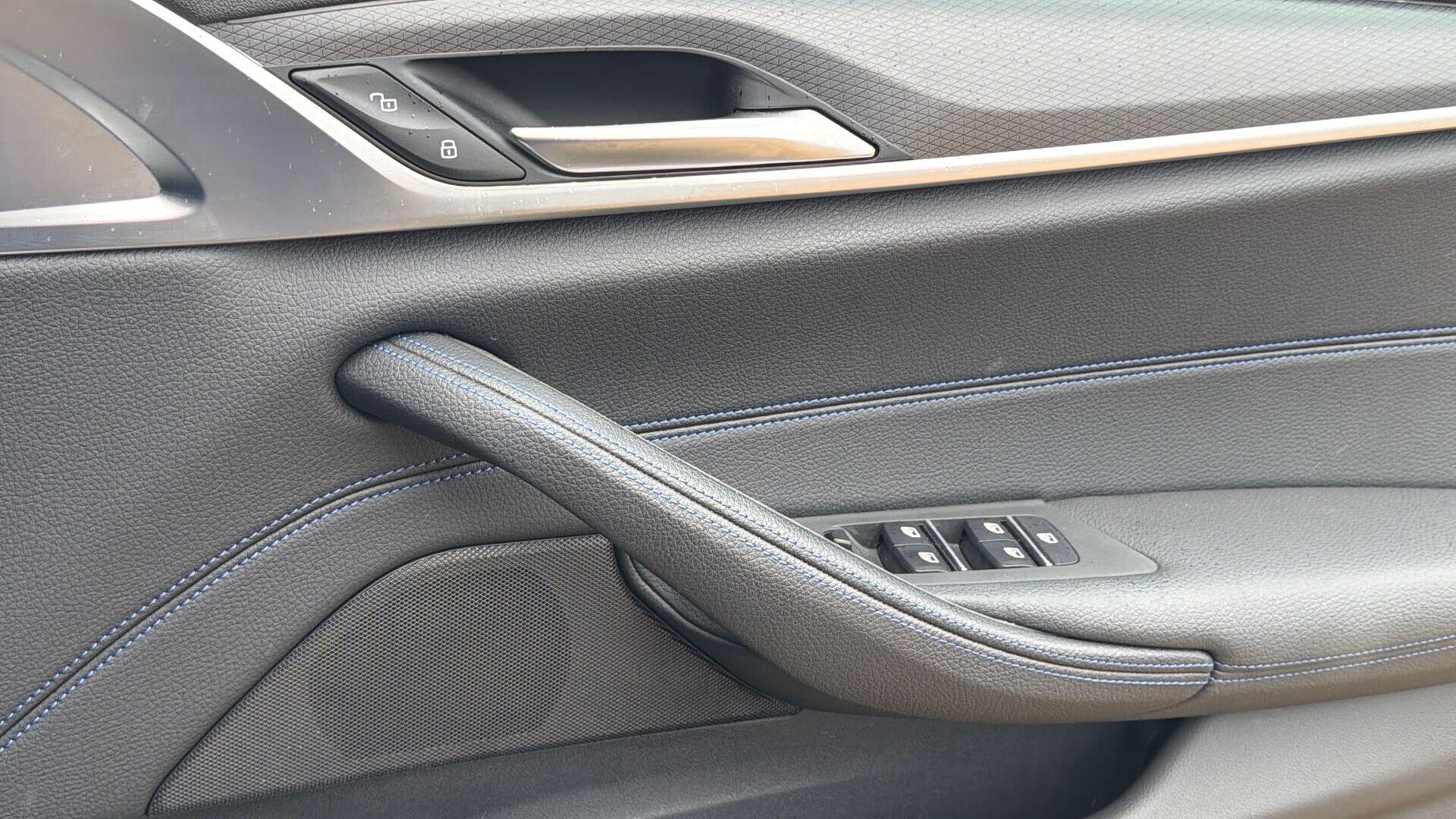 BMW 5 Series view 21