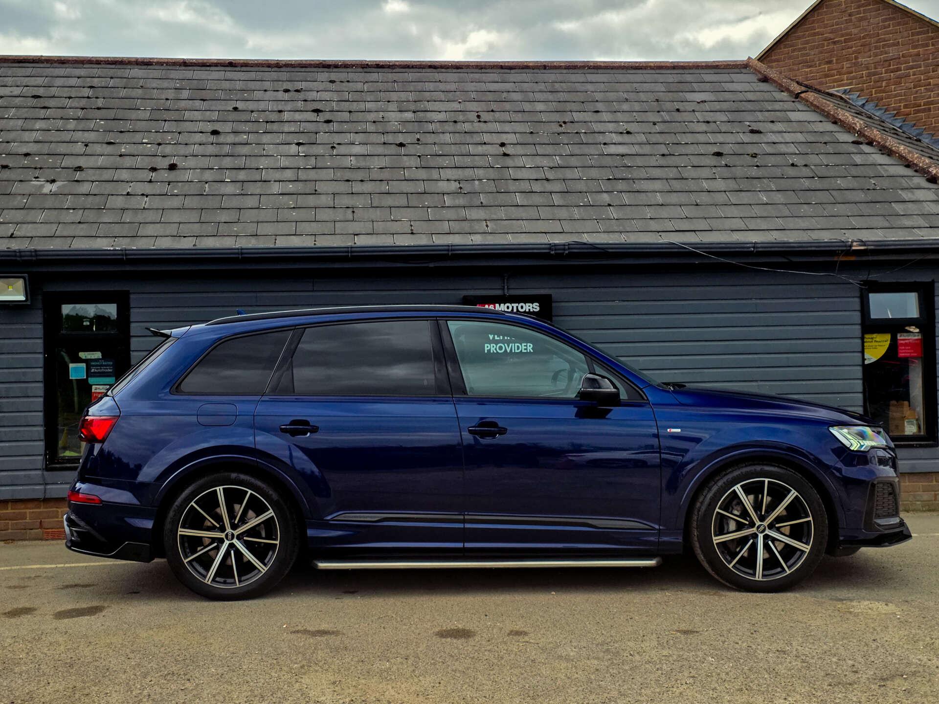 Audi Q7 view 14