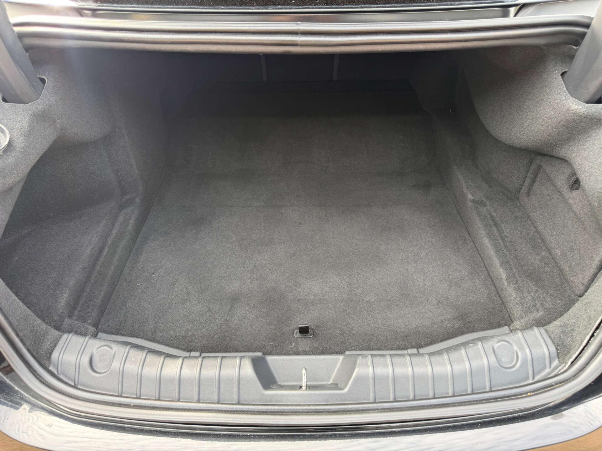 Jaguar XF view 23