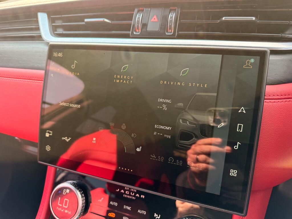 Jaguar F-Pace view 50
